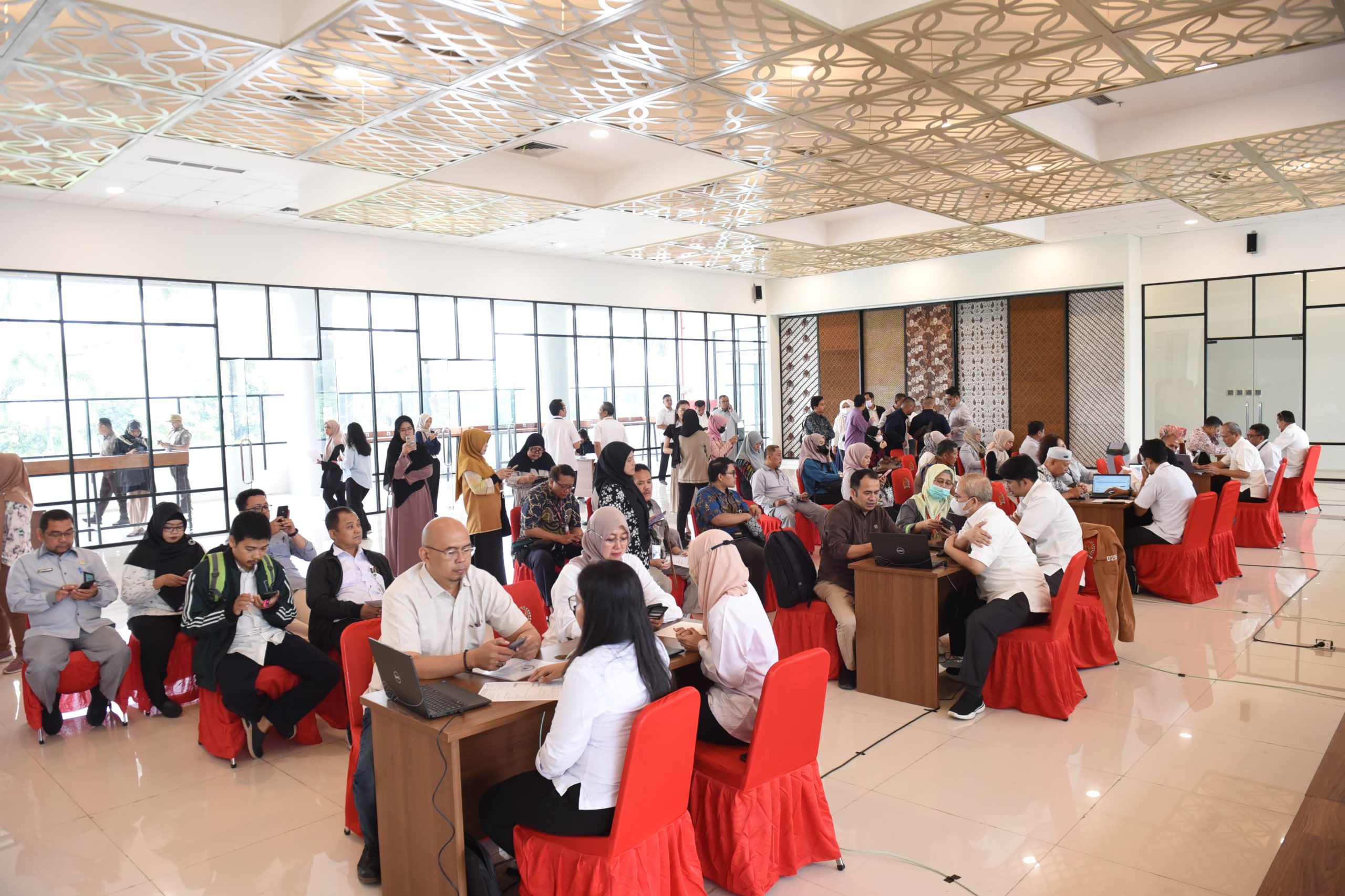 Sekretariat Jenderal (Setjen) DPR RI bekerja sama dengan Kantor Pelayanan Pajak (KPP) Tanah Abang Tiga menyelenggarakan Pojok Pajak yang berlangsung selama dua hari pada 10-11 Maret 2025 di Kantin Demokrasi, Senayan, Jakarta, Senin (10/3/2025). Foto : Jaka/Andri.