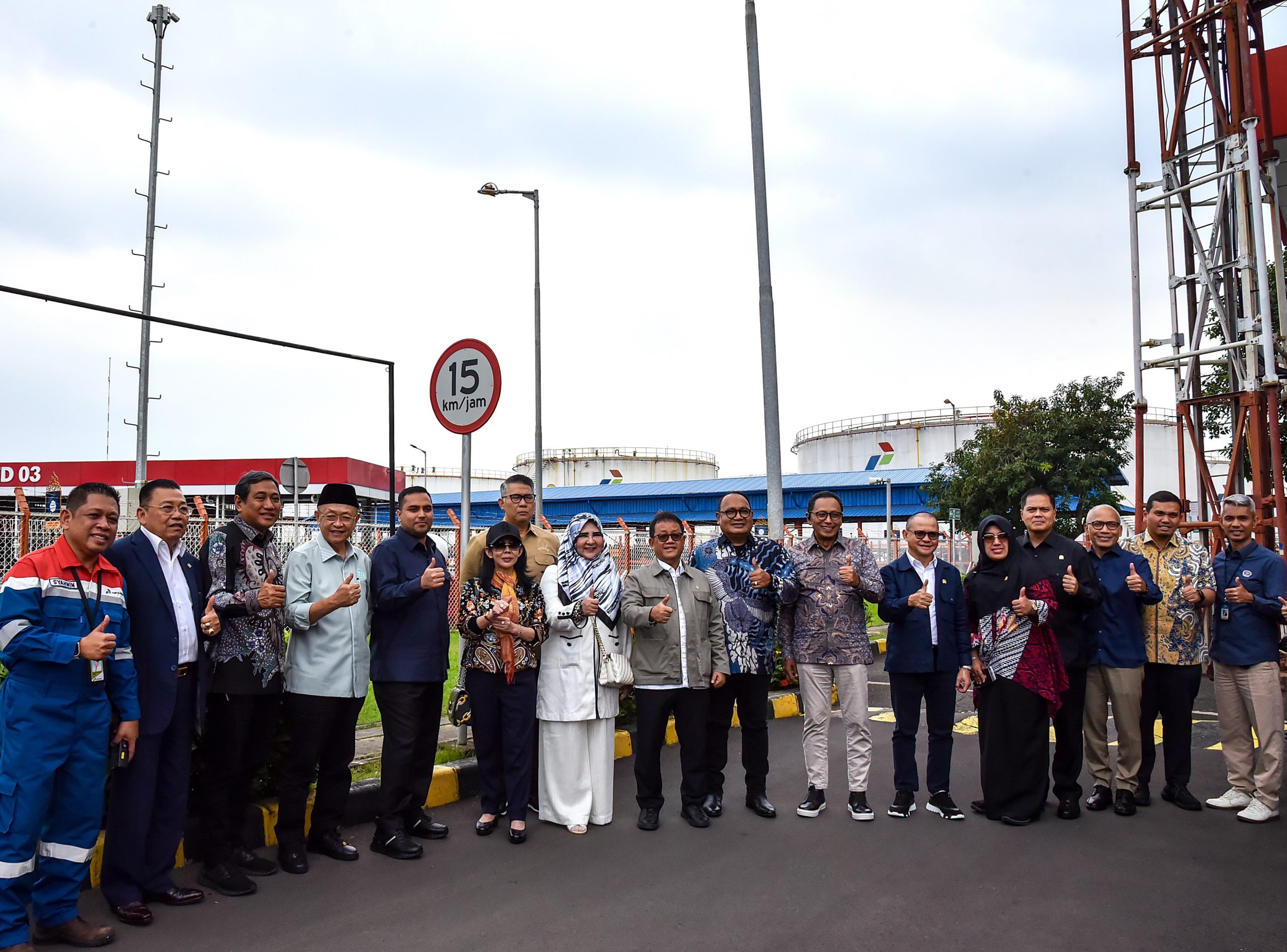 Wakil Ketua Komisi XII DPR, Sugeng Suparwoto foto bersama usai memimpin pertemuan Komisi XII dengan jajaran PT Pertamina (Persero), BPH Migas dan Pemkab Karawang ke TBBM Pertamina, Cikampek, Jawa Barat, Rabu (12/3/2025). Foto : Fitri/Andri.