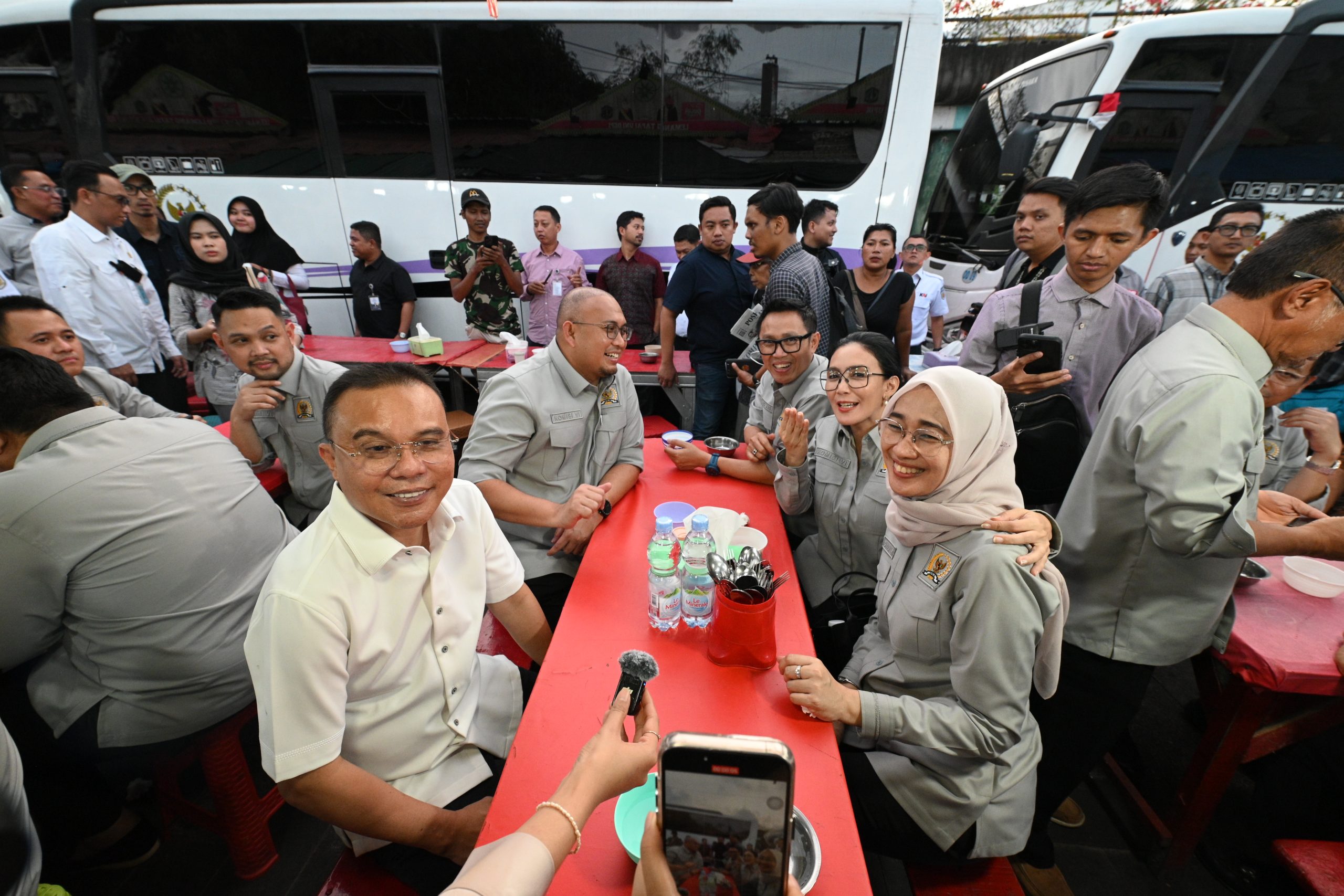 Wakil Ketua DPR RI Sufmi Dasco Ahmad bersama Pimpinan serta Anggota Komisi VI DPR RI, saat hendak berbuka puasa Nasi Kapau Kramat, di Food Street Kramat, Kecamatan Senen, Jakarta Pusat, Jakarta, Senin Malam (17/3/2025). Foto: Farhan/vel.