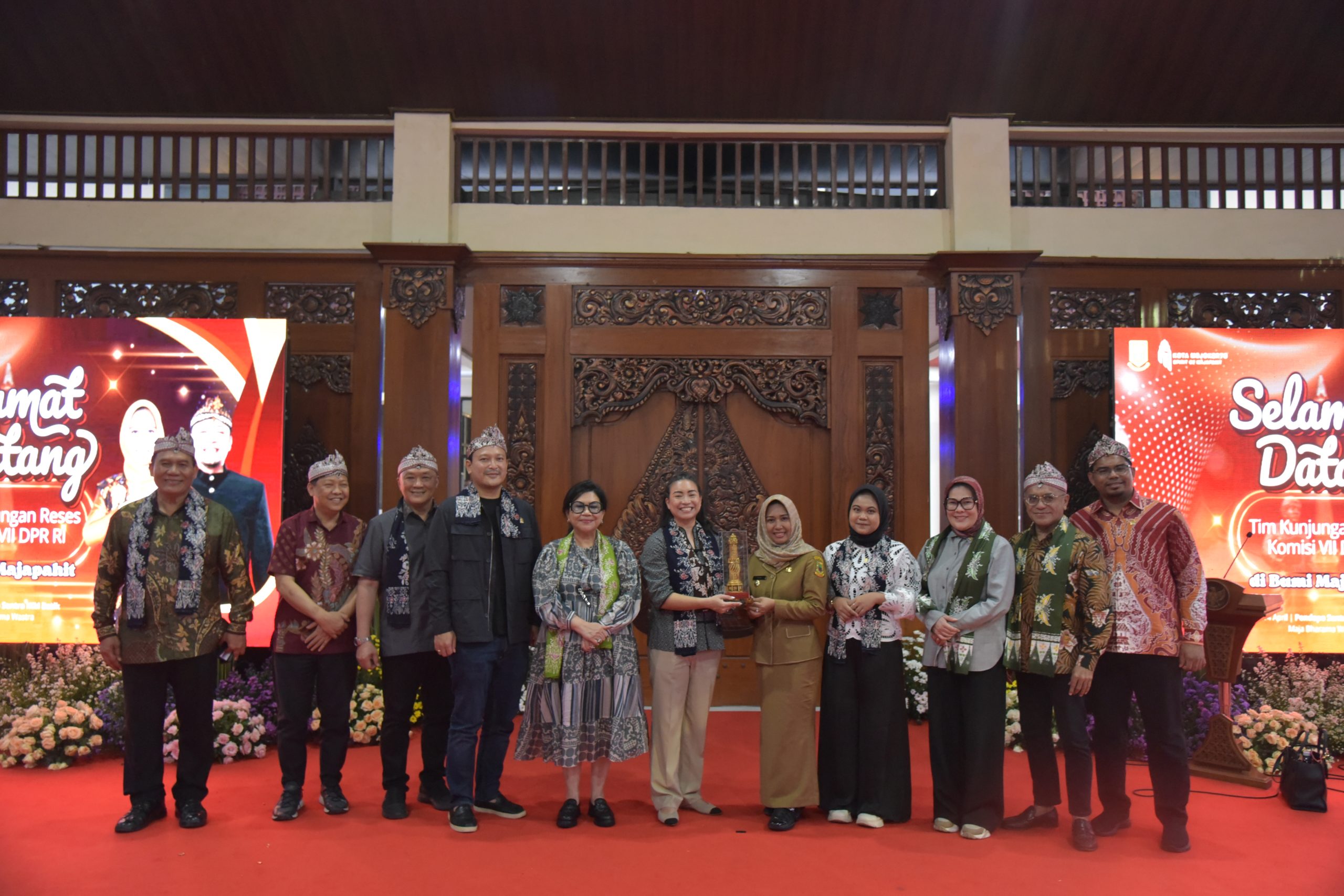 Wakil Ketua Komisi VII DPR RI Rahayu Saraswati, saat bertukar cenderamata usai pertemuan di Balai Pengembangan Industri Persepatuan Indonesia (BPIPI) di Sidoarjo, Jawa Timur, Senin (14/04/2025). Foto: Aaron/vel.