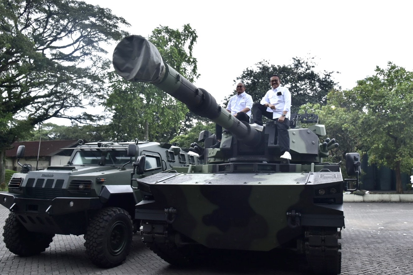 Anggota Komisi VI DPR RI Gde Sumarjaya Linggih di sela-sela Kunjungan Kerja Reses Komisi VI DPR RI ke PT Pindad, Bandung, Jawa Barat, Rabu (9/4/2025). Foto : Tiara/Andri.