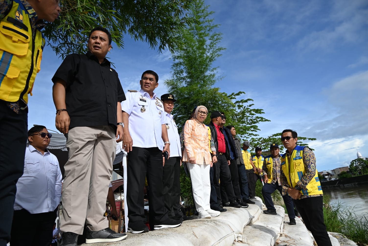 Wakil Ketua Komisi V DPR RI, Andi Iwan Darmawan Aras, bersama tim saat meninjau proyek penanggulangan banjir di Manado, Sulawesi Utara, Rabu (16/4/2025). Foto: Agung/vel.