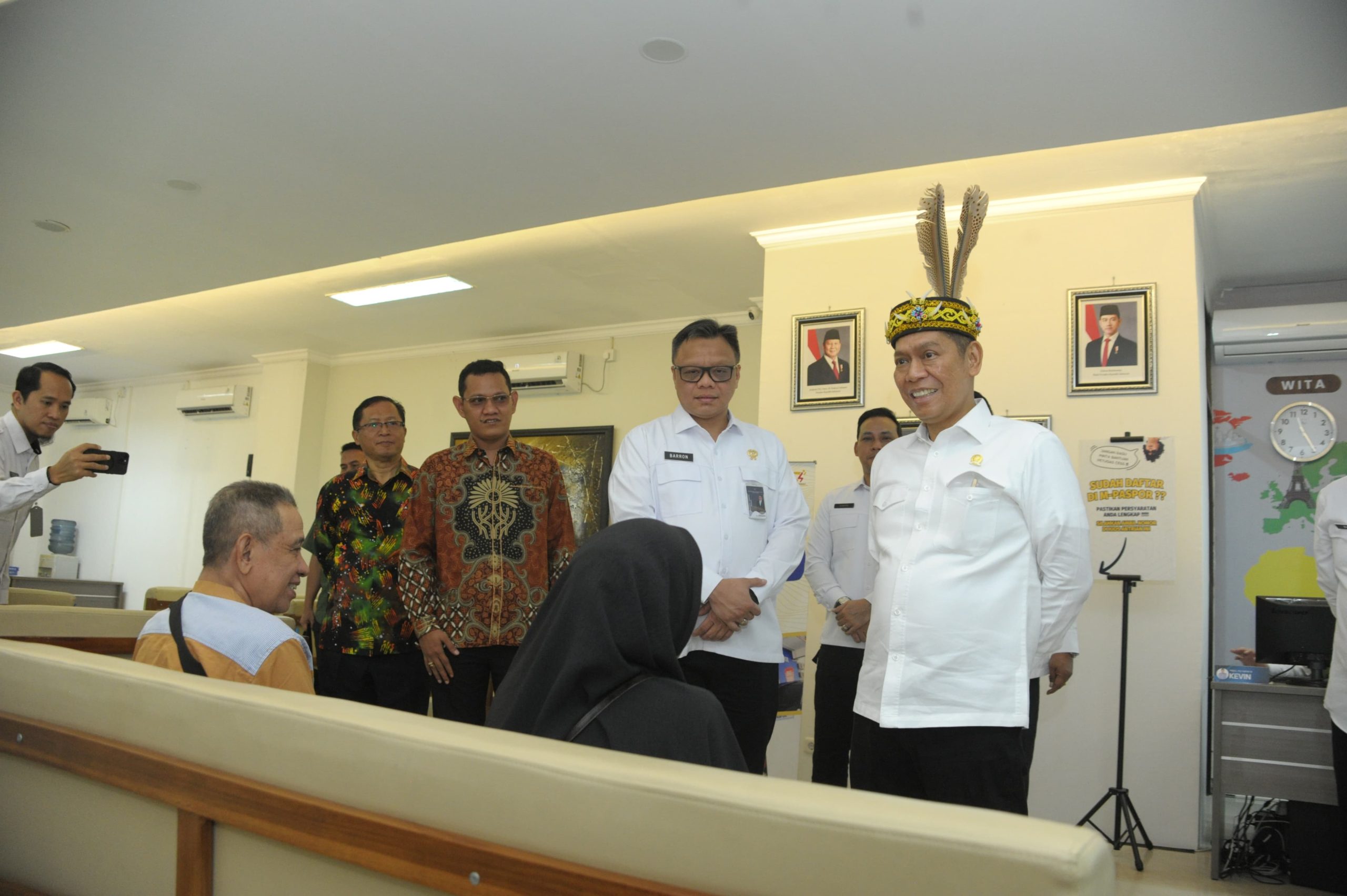 Wakil Ketua DPR RI, Adies Kadir, saat meninjau dan memantau kinerja Kantor Imigrasi dalam rangka kunjungan kerja ke Kalimantan Timur. Foto: Ist/vel.