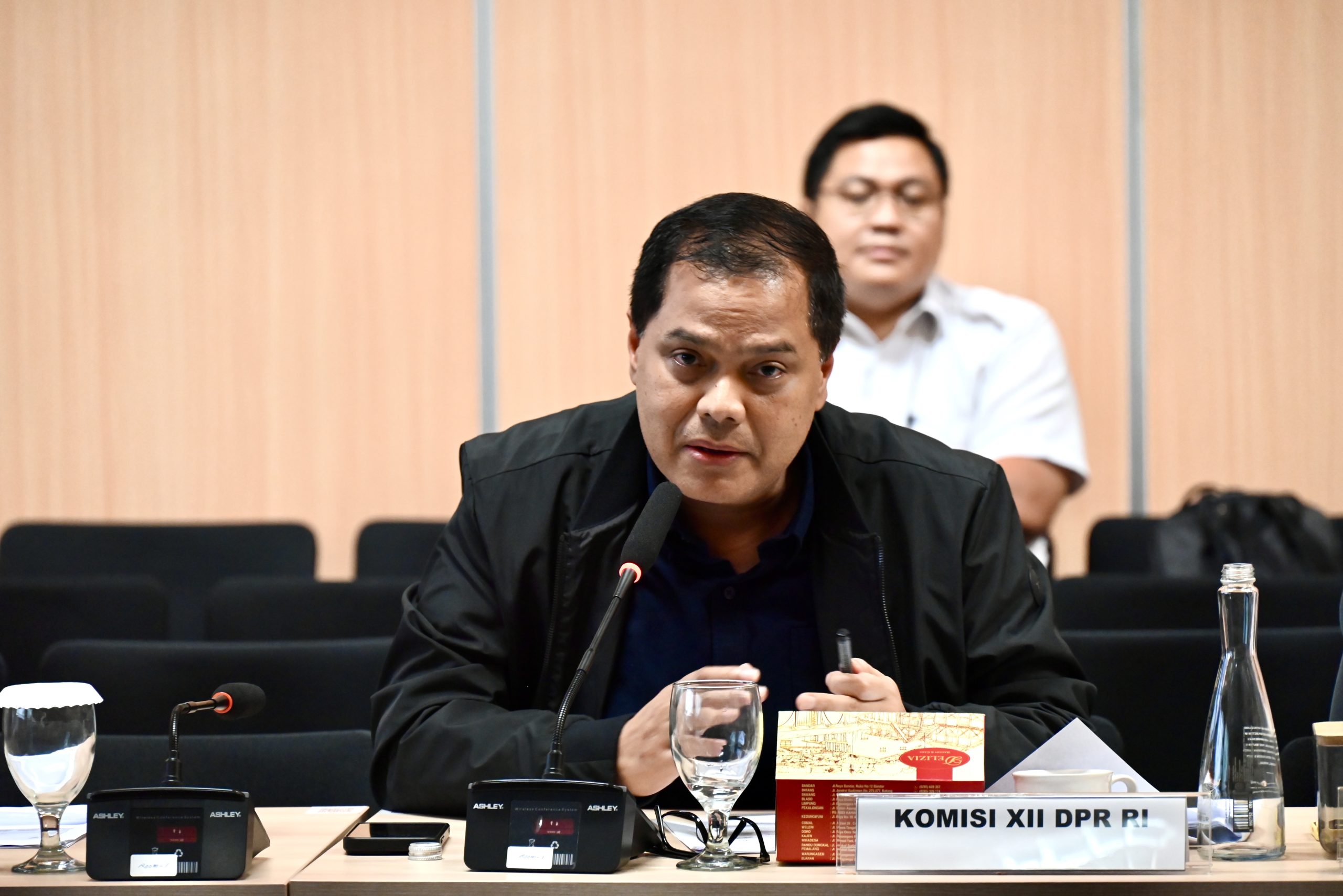 Anggota Komisi XII DPR RI, Irsan Sosiawan Gading, saat mengikuti pertemuan kunjungan kerja spesifik Komisi XII ke Batang, Provinsi Jawa Tengah (24/4/2025). Foto: Ulfi/vel.