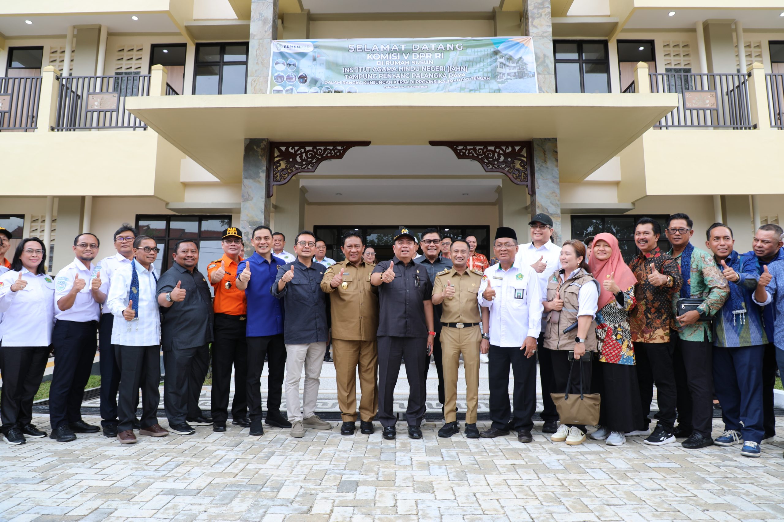 Wakil Ketua Komisi V DPR RI, Syaiful Huda, dalam foto bersama saat kunjungan kerja di Palangkaraya, Kalimantan Tengah, Senin (15/04/2025). Foto: Aisyah/vel.