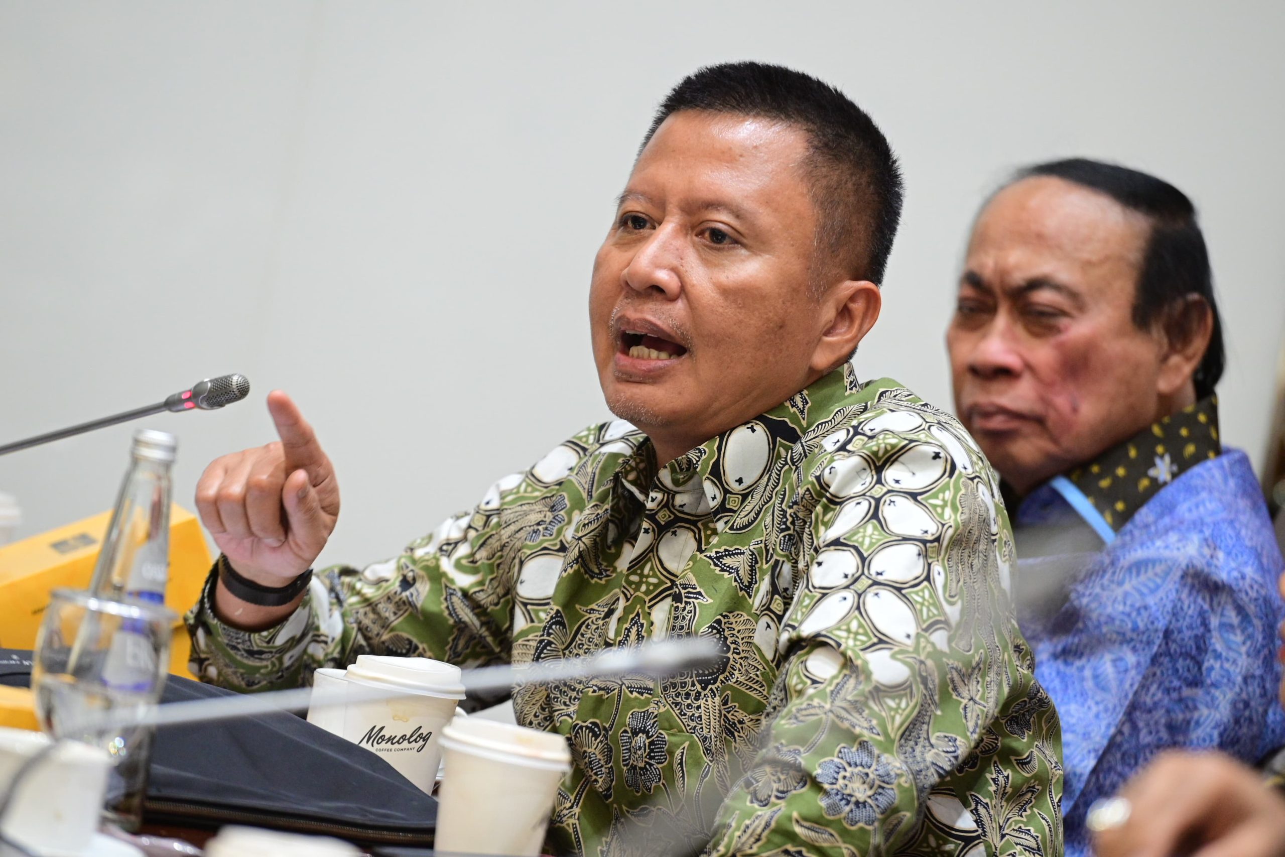 Anggota Komisi XI DPR RI, Bertu Merlas, saat mengikuti Rapat Kerja bersama Dewan Komisioner Otoritas Jasa Keuangan (OJK), di Gedung Nusantara I, Senayan, Jakarta, Senin (28/4/2025). Foto: Farhan/vel.