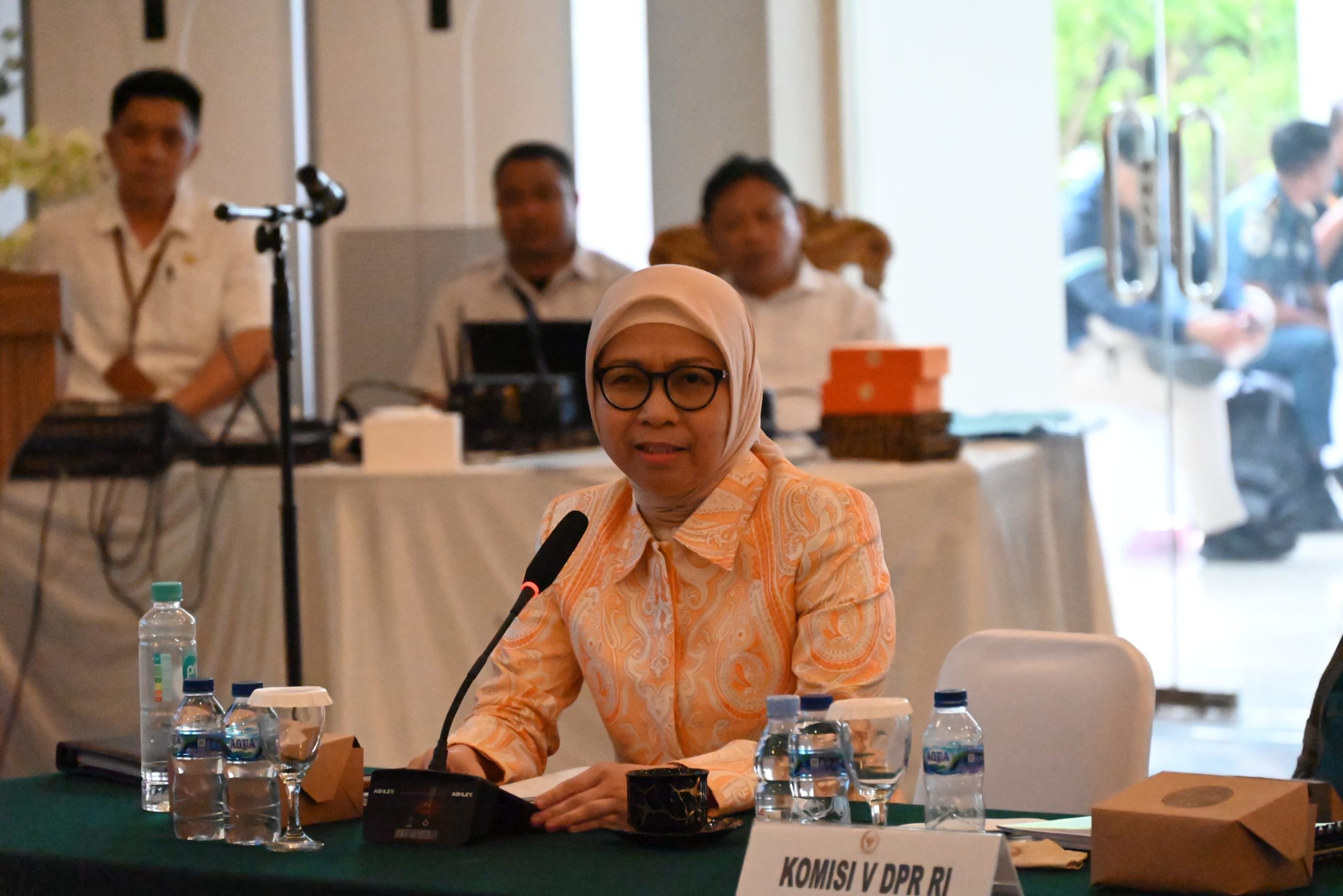 Anggota Komisi V DPR RI, Yasti Soepredjo Mokoagow, saat pertemuan antara Komisi V dan mitra kerja kementerian/lembaga di Rumah Dinas Gubernur Sulawesi Utara, Rabu (16/4/2025). Foto: Agung/vel.