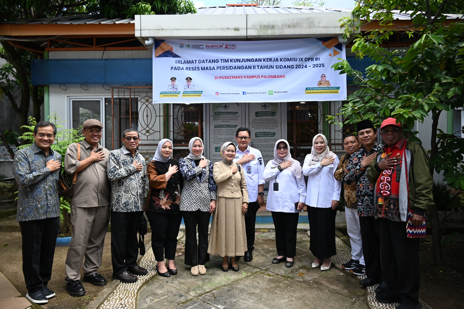 Ketua Tim Kunker Komisi IX DPR RI, Sri Meliyana bersama tim saat meninjau Program CGK di Puskesmas Kampus di Jalan Golf, Lorong Pakjo, Kecamatan Ilir Barat I, Kota Palembang, Sumatera Selatan, Rabu (16/4/2025). Foto: Wilga/vel.