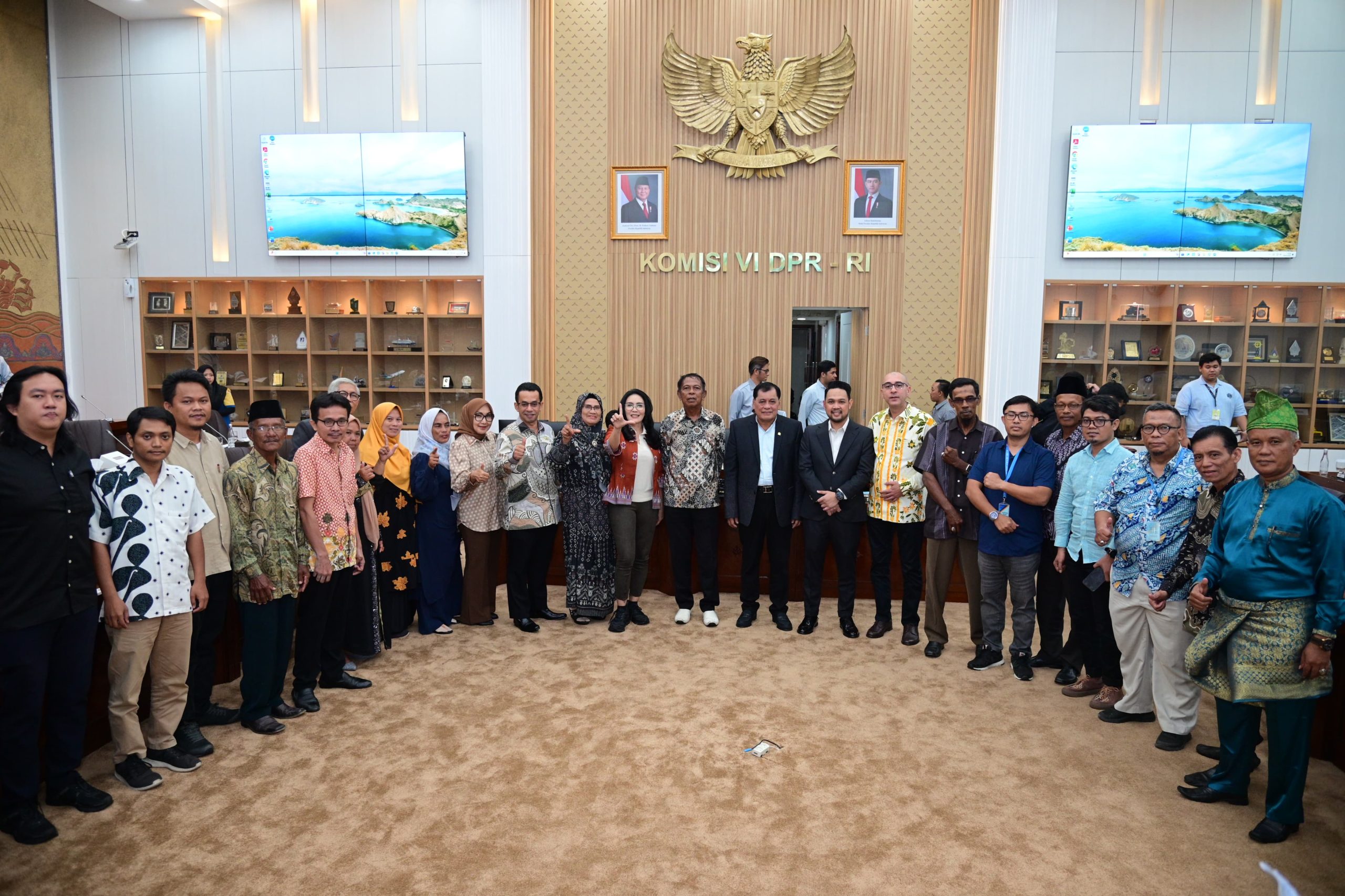 Wakil Ketua Komisi VI DPR RI, Nurdin Halid, pada foto bersama usai Rapat Dengar Pendapat Umum Komisi VI DPR RI dengan Aliansi Masyarakat Rempang Galang Bersatu (AMAR-GB) dan Masyarakat Desa Gobah Kecamatan Tamban di Gedung Nusantara I, Senayan, Jakarta, Senin (28/4/2025). Foto: Farhan/vel.