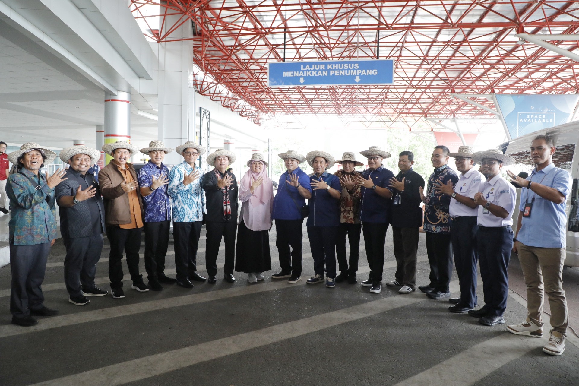 Anggota Komisi V DPR RI Danang Wicaksana, dalam foto bersama dengan tim usai meninjau Bandara Tjilik Riwut di Kalimantan Tengah Selasa (15/4/205). Foto: Aisyah/vel.