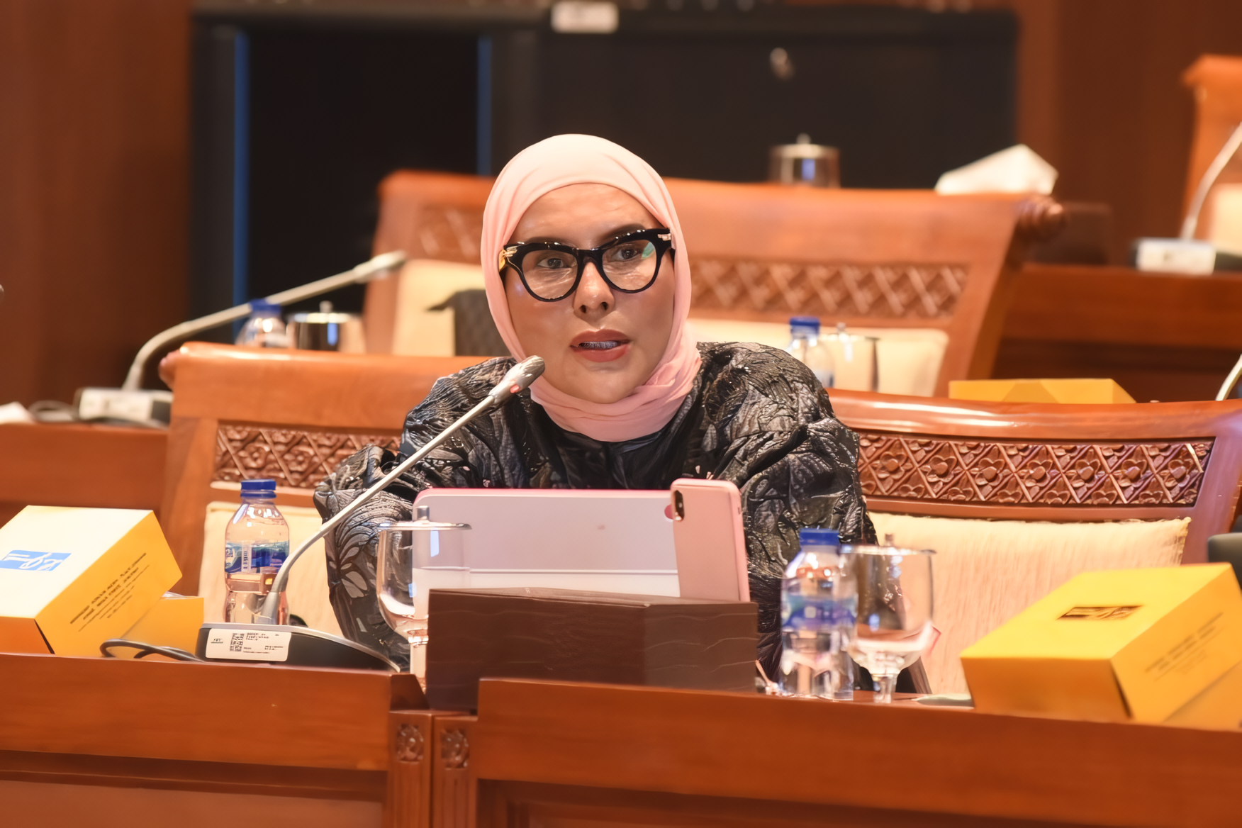 Anggota Komisi I DPR RI, Okta Kumala Dewi, saat mengikuti pertemuan Rapat Dengar Pendapat Panja Kamla Komisi I DPR RI bersama Kepala Staf Angkatan Laut (Kasal) di Nusantara II, Senayan, Jakarta, Senin (28/4/2025). Foto: Arief/vel.