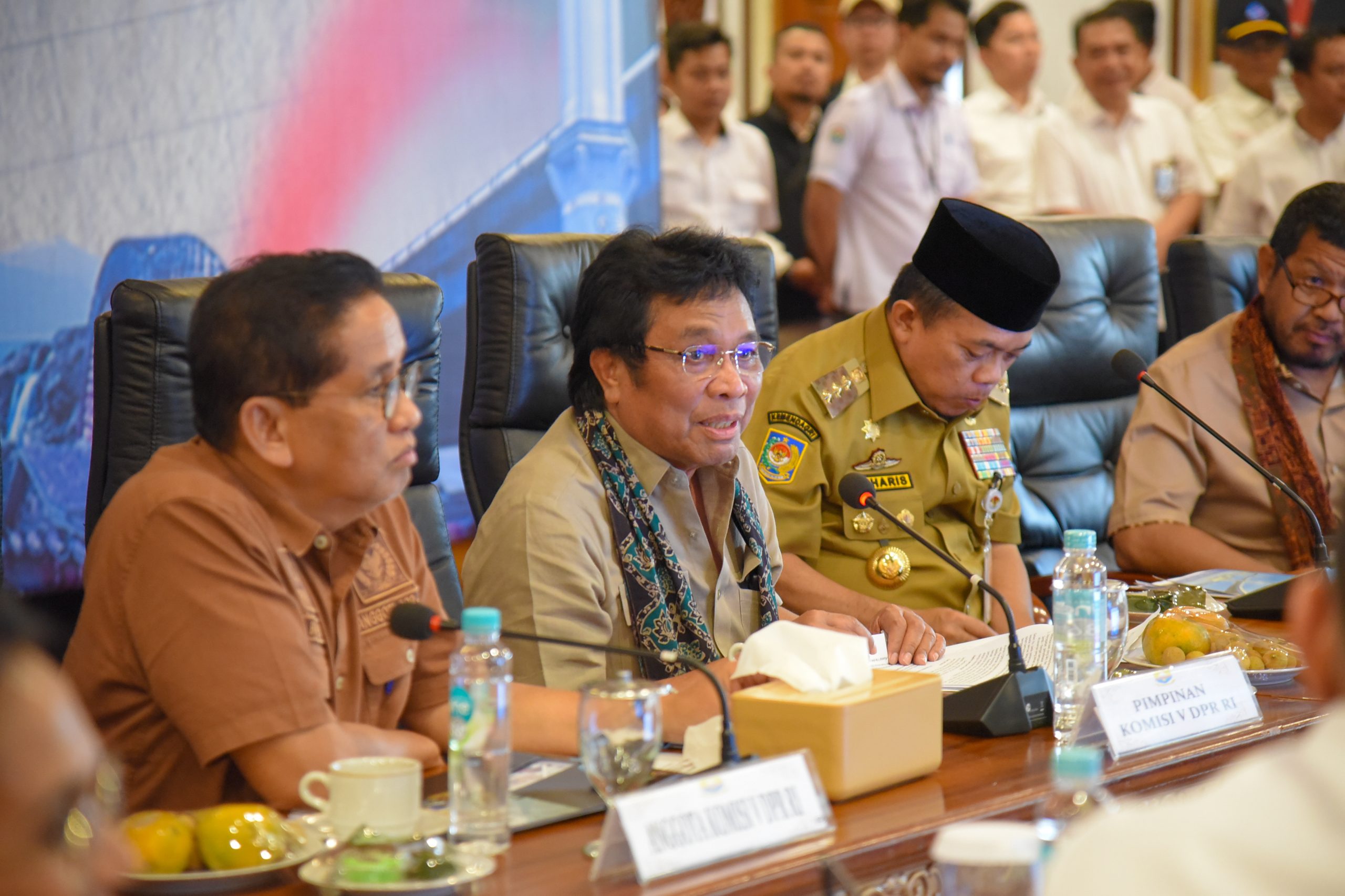 Wakil Ketua Komisi V DPR RI, Ridwan Bae, saat memimpin Kunjungan Kerja Komisi V DPR ke Pintu Air Sungai Asam, Kota Jambi, Senin (14/4/2025). Foto: Rizki/vel.