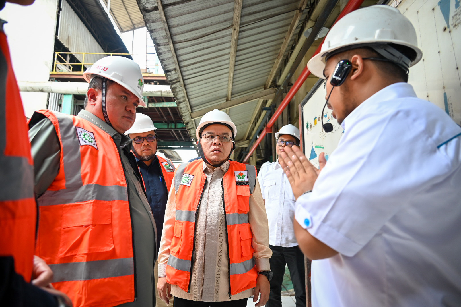 Ketua Komisi VII Saleh Partaonan Daulay (tengah), saat memimpin peninjauan di Pabrik Kelapa Sawit (PKS) Adolina, Kabupaten Serdang Bedagai, Sumatera Utara, Kamis (10/4/2025). Foto: Ridwan/vel.