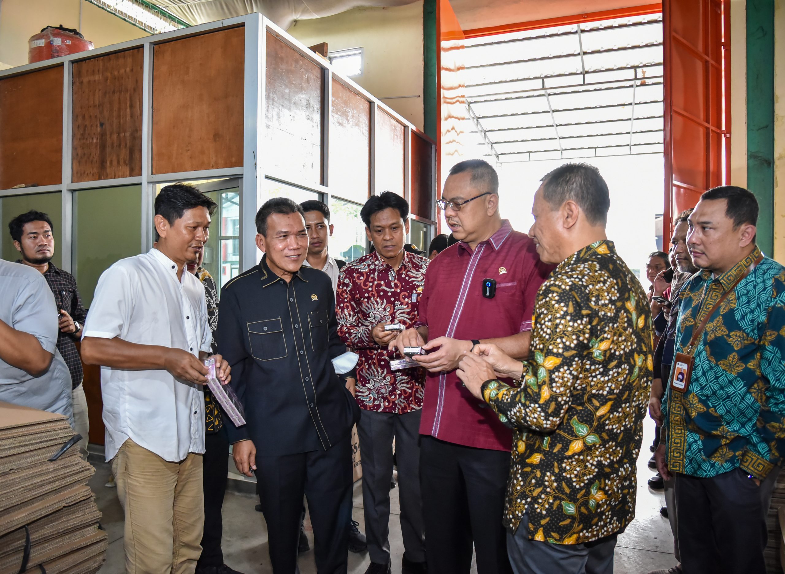 Anggota Komisi XI DPR RI, Musthofa, saat mengikuti kunjungan kerja Komisi XI DPR ke Kawasan Industri Hasil Tembakau (KIHT) di Kabupaten Kudus, Jawa Tengah, Selasa (15/4/2025). Foto: Safitri/vel.