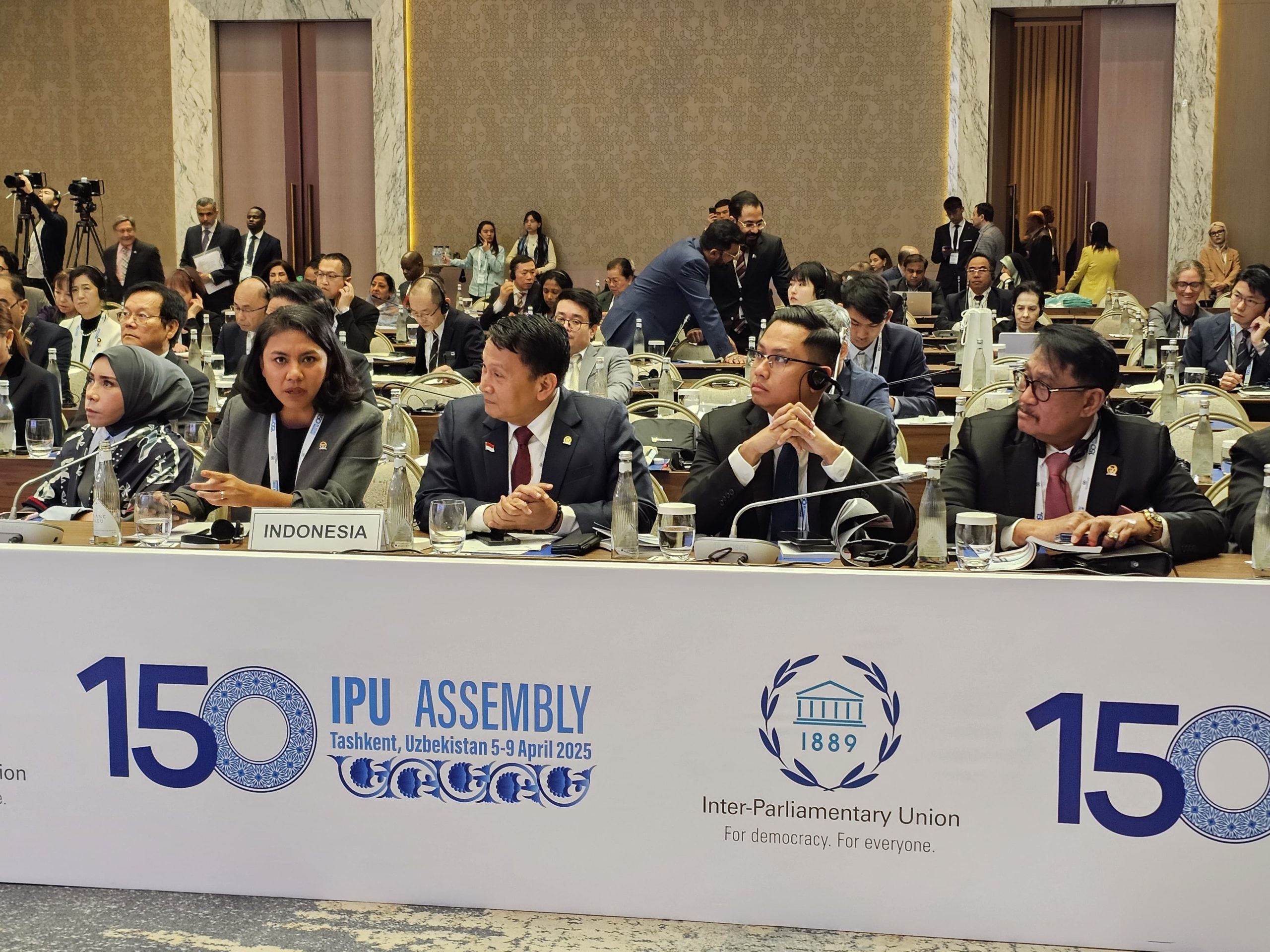 Wakil Ketua BKSAP DPR RI, Irine Yusiana Roba (dua dari kiri), saat mengikuti Forum of Women Parliamentarians rangkaian dari Sidang Umum IPU ke-150 di Tashkent, Uzbekistan, Minggu (6/4/2025). Foto: bksap/vel.