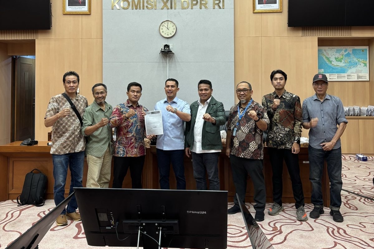 Anggota Komisi XII DPR RI, Aqib Ardiansyah, saat foto bersama usai audiensi Komisi XII dengan masyarakat Kabupaten Sumbawa Barat, Nusa Tenggara Barat, terkait operasional PT Amman Mineral Nusa Tenggara (AMNT). Foto: Ist/vel.
