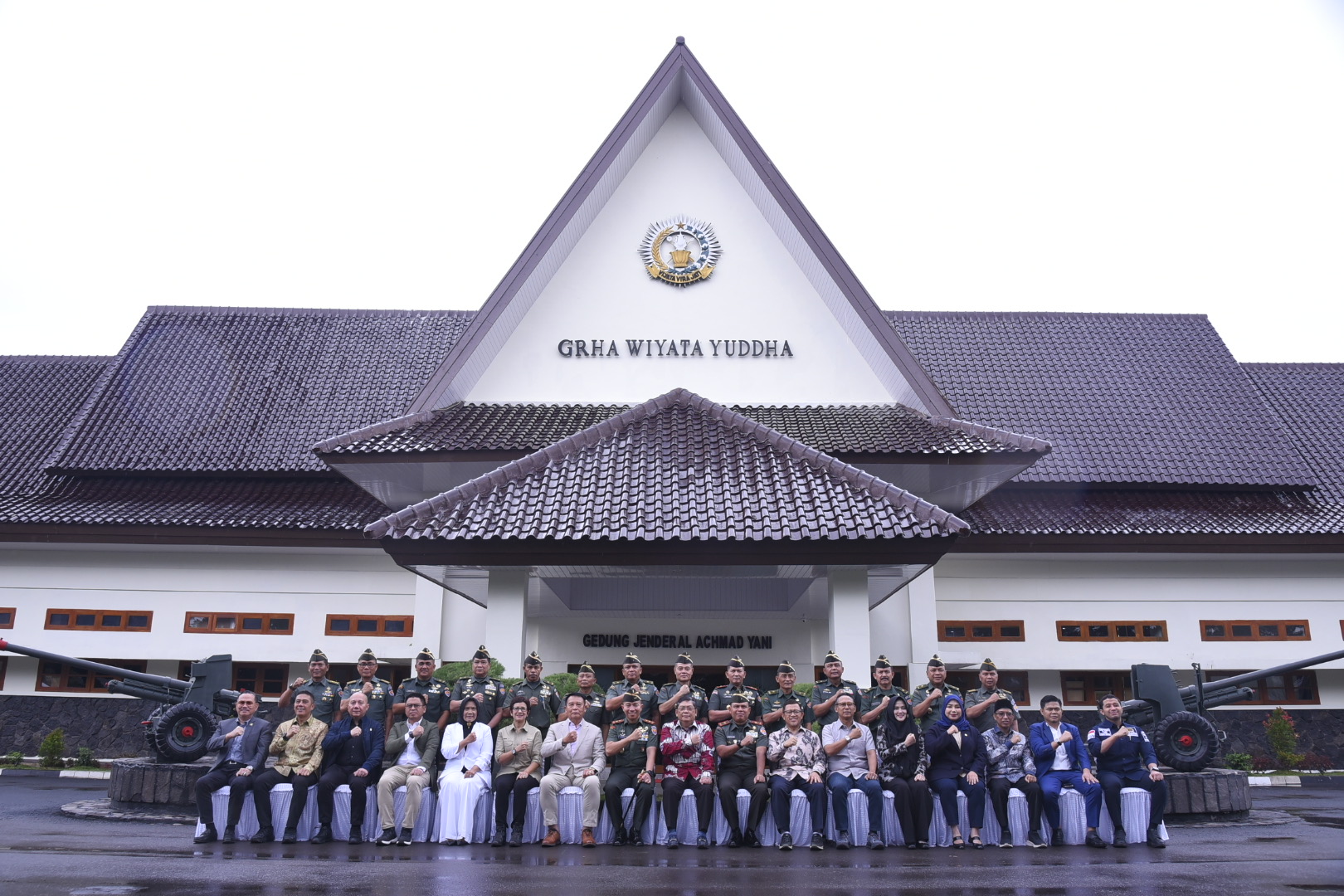 Ketua Komisi I DPR RI Utut Adianto bersama tim Kunjungan Kerja Reses Komisi I ke Seskoad Bandung, Provinsi Jawa Barat, Selasa (15/04/2025). Foto: Dipa/vel.