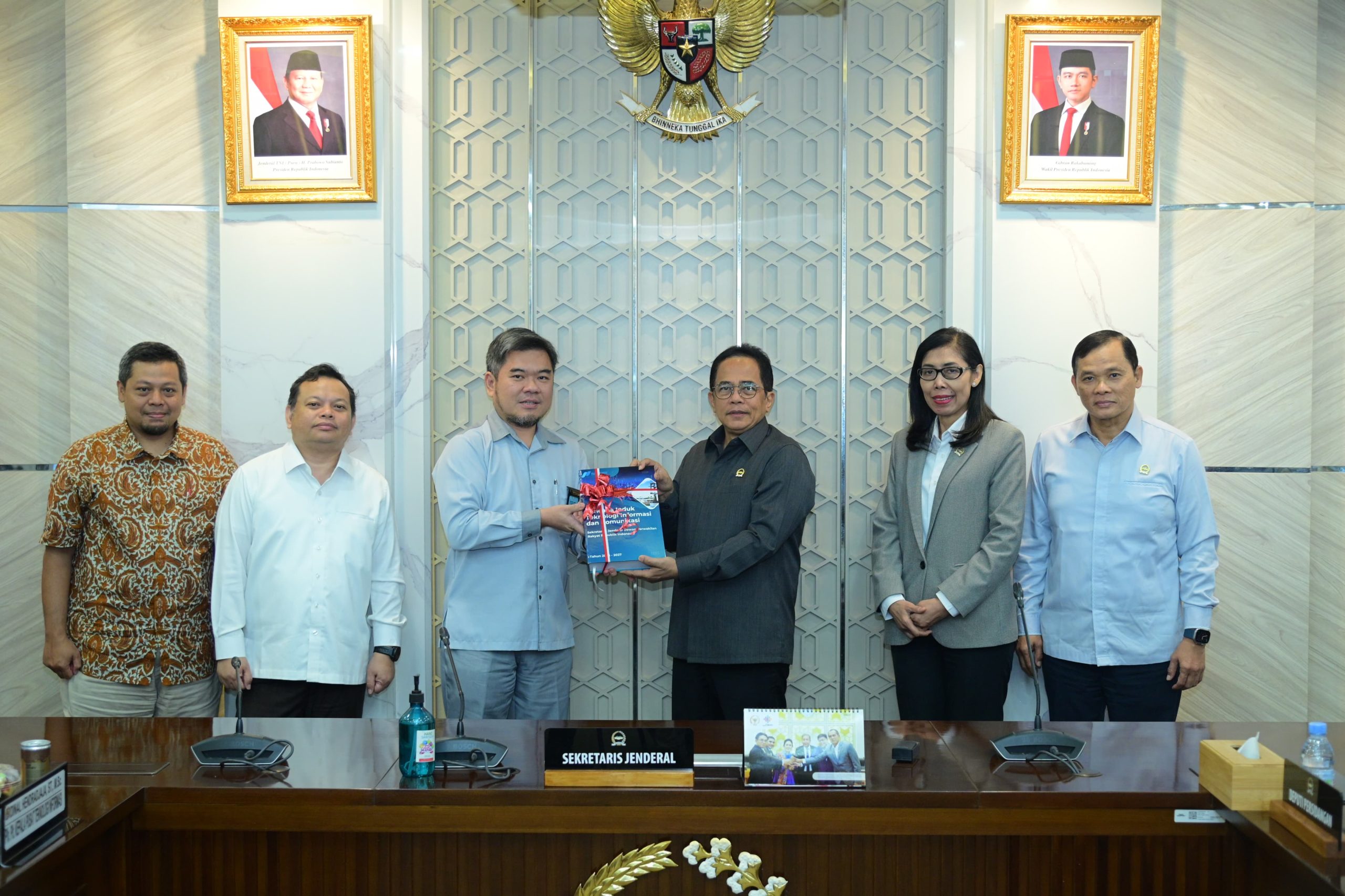 Sekretaris Jenderal DPR RI Indra Iskandar, saat acara serah terima RITIK dari vendor ke Sekretaris Jenderal DPR RI di Gedung Sekretariat Jenderal DPR RI, Jakarta, Kamis (17/4/2025). Foto: Farhan/vel.