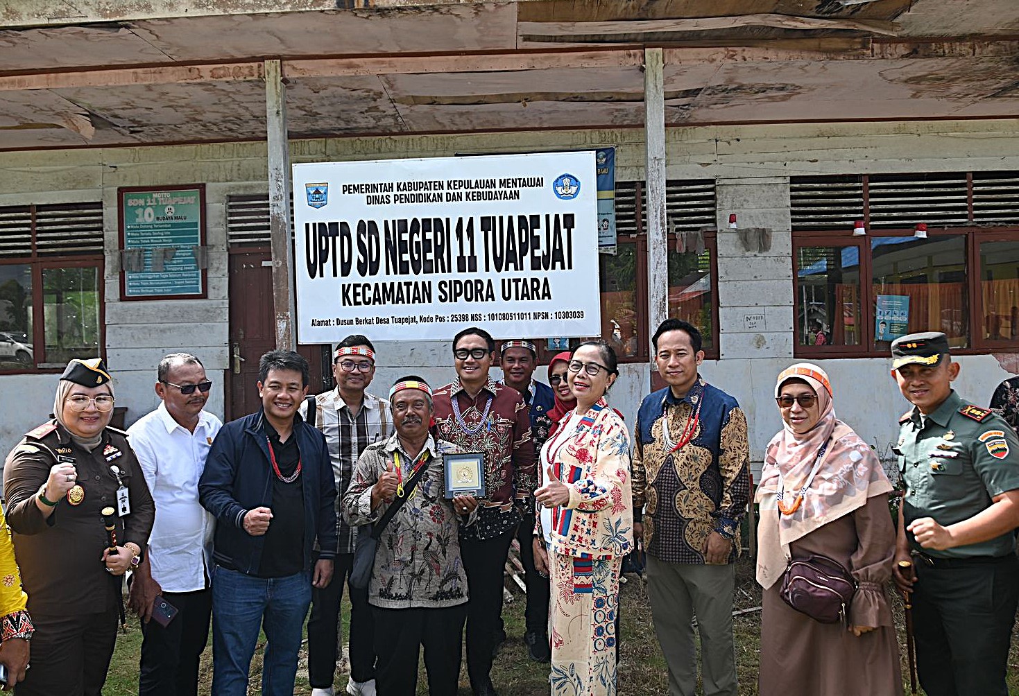 Wakil Ketua Komisi X DPR RI, MY Esti Wijayati foto bersama usai berdialog dengan pemerintah daerah dan pemangku kepentingan di Mentawai, Sumatera Barat, Kamis (10/4/2025). Foto : Taufan/Andri.