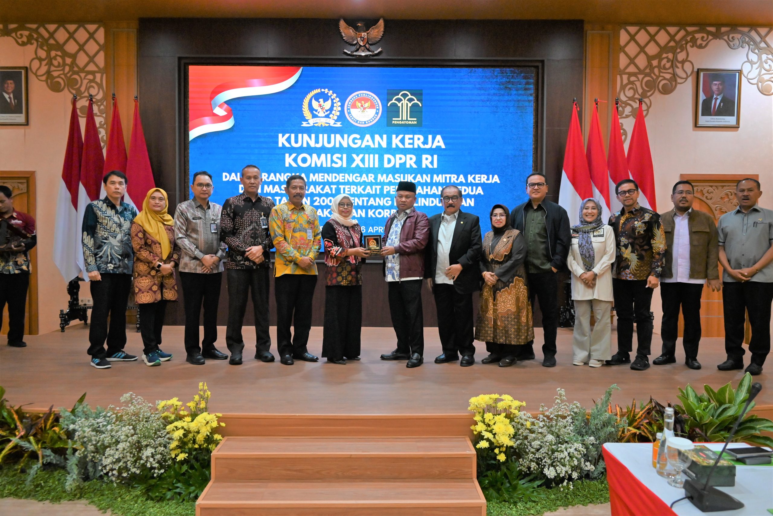 Wakil Ketua Komisi XIII DPR RI, Sugiat Santoso, saat bertukar cenderamata usai pertemuan di Kantor Wilayah Kementerian Hukum Provinsi Jawa Timur, Surabaya, Jawa Timur, Sabtu (26/04/2025). Foto: Estu/vel.