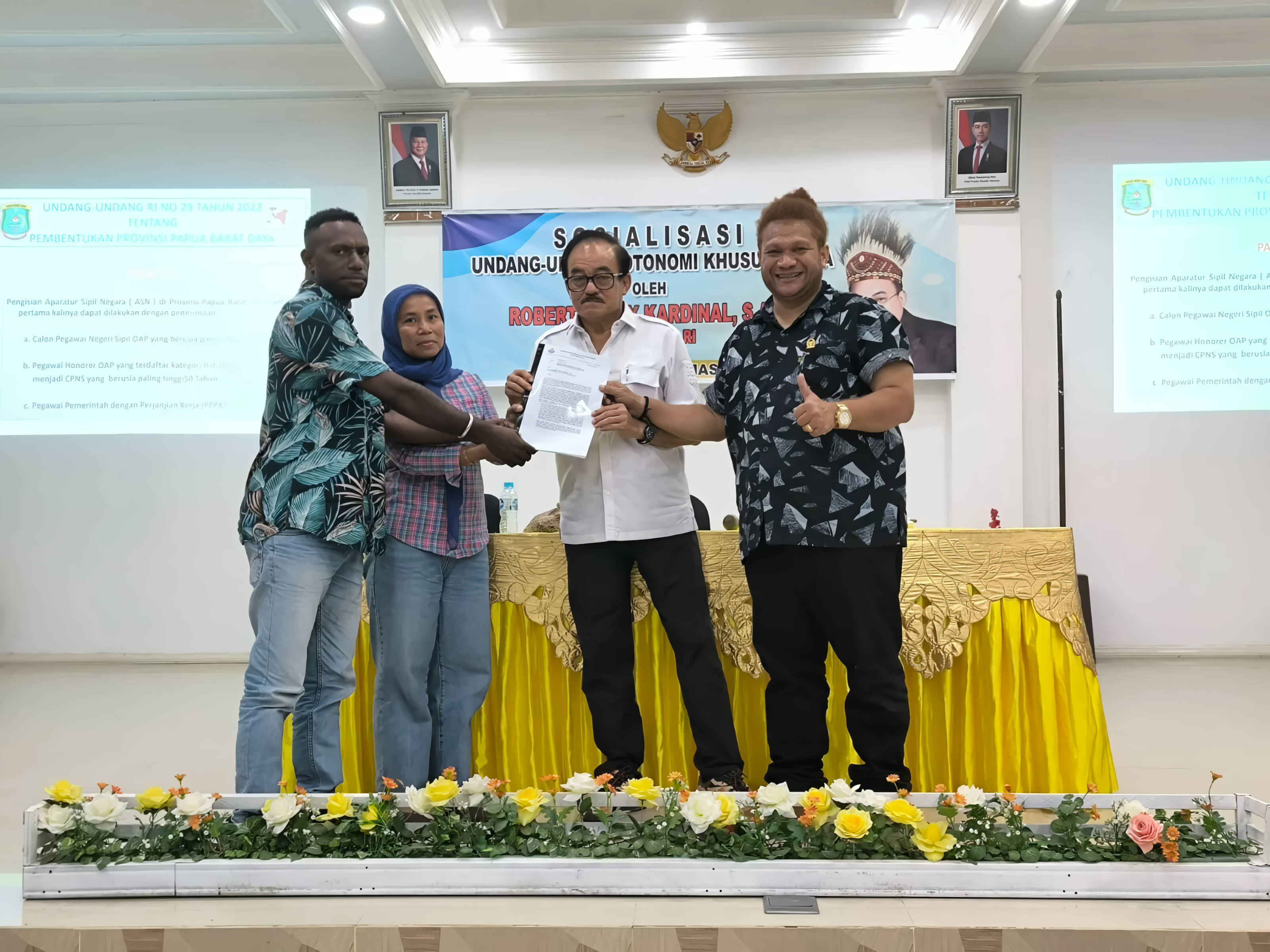Anggota DPR RI dari Dapil Papua Barat Daya, Robert Joppy Kardinal, saat menerima aspirasi dari honorer daerah Kabupaten Sorong di Papua Barat Daya, Sabtu (5/4/25). Foto: Ist/vel.