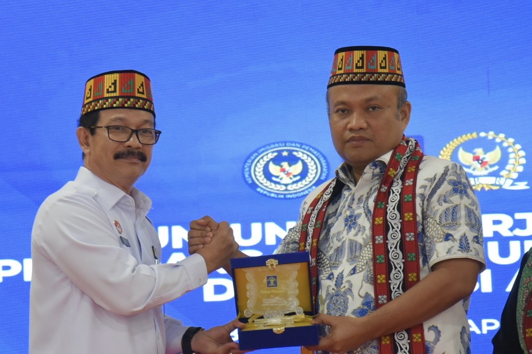 Wakil Ketua Komisi XIII DPR RI, Sugiat Santoso, saat bertukar cenderamata usai memimpin Kunjungan Kerja Reses Komisi XIII DPR RI ke Banda Aceh, Provinsi Aceh, Kamis (10/4/2025). Foto: Ubed/vel.