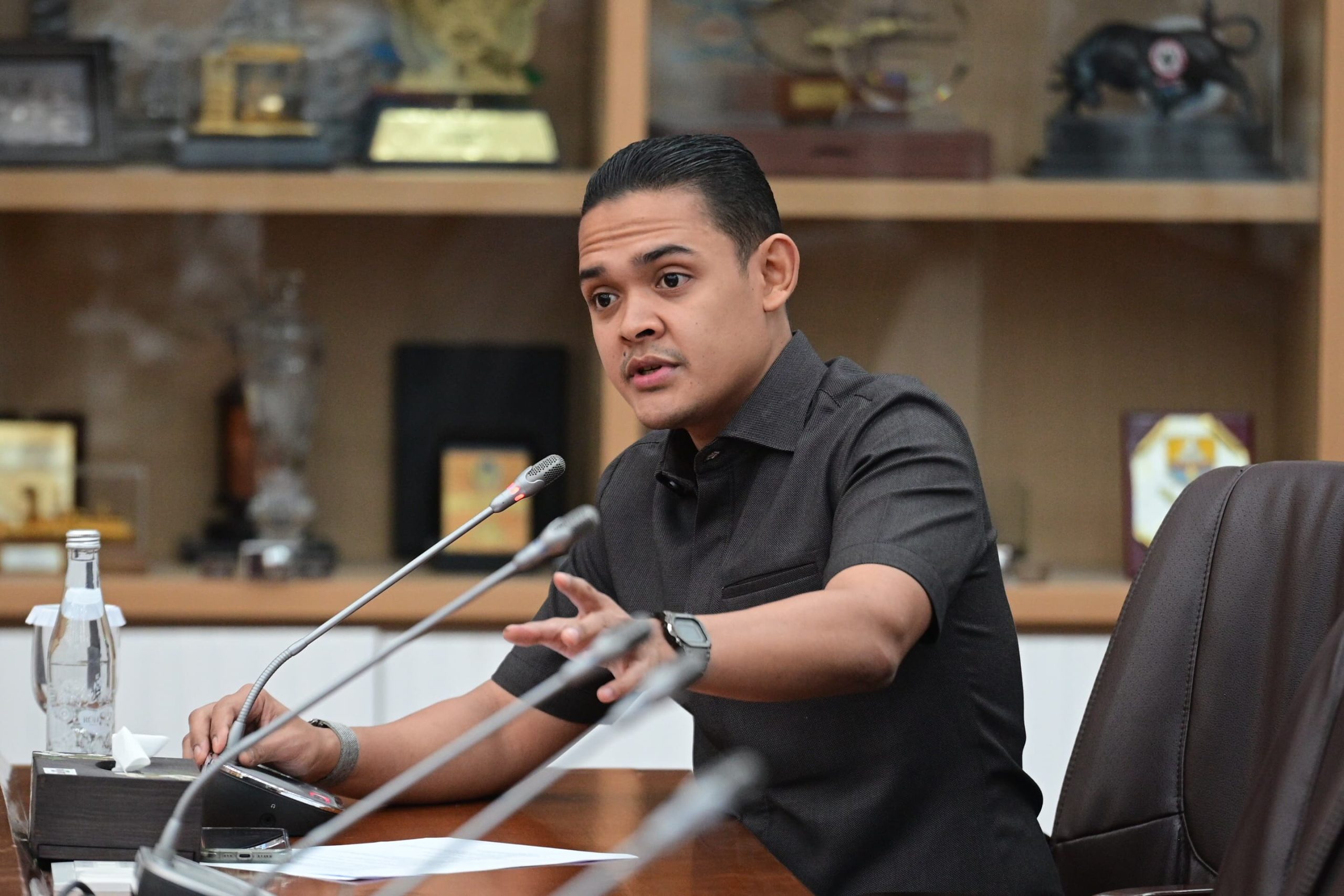 Anggota Komisi VI DPR RI Abdul Hakim Bafagih dalam Rapat Dengar Pendapat Umum Komisi VI DPR RI dengan Aliansi Masyarakat Rempang Galang Bersatu (AMAR-GB) dan Masyarakat Desa Gobah Kecamatan Tamban di Gedung Nusantara I, Senayan, Jakarta, Senin (28/4/2025). Foto : Farhan/Andri.
