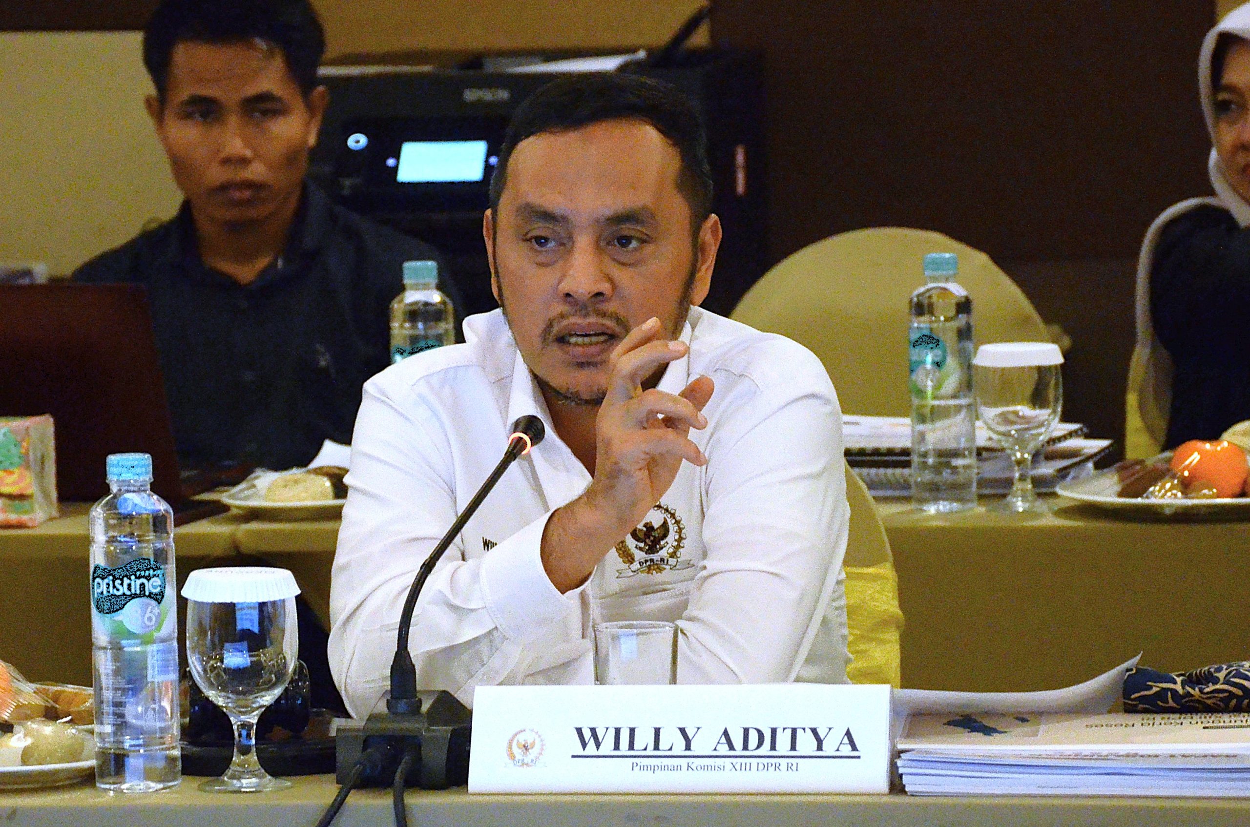 Ketua Komisi XIII DPR RI Willy Aditya saat rapat Kunjungan Kerja Masa Reses Komisi XIII DPR di Kota Padang, Provinsi Sumatera Barat, Rabu (9/4/2025). Foto : Anju/Andri.