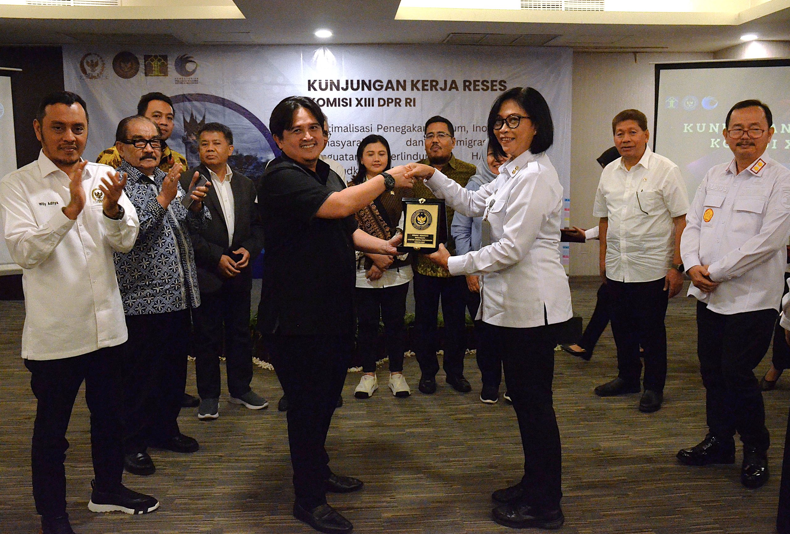 Wakil Ketua Komisi XIII DPR RI, Rinto Subekti bertukar cideramata usai mengikuti rapat Kunjungan Kerja Masa Reses Komisi XIII DPR RI di Padang, Sumatera Barat, Rabu (9/4/2025). Foto : Anju/Andri.