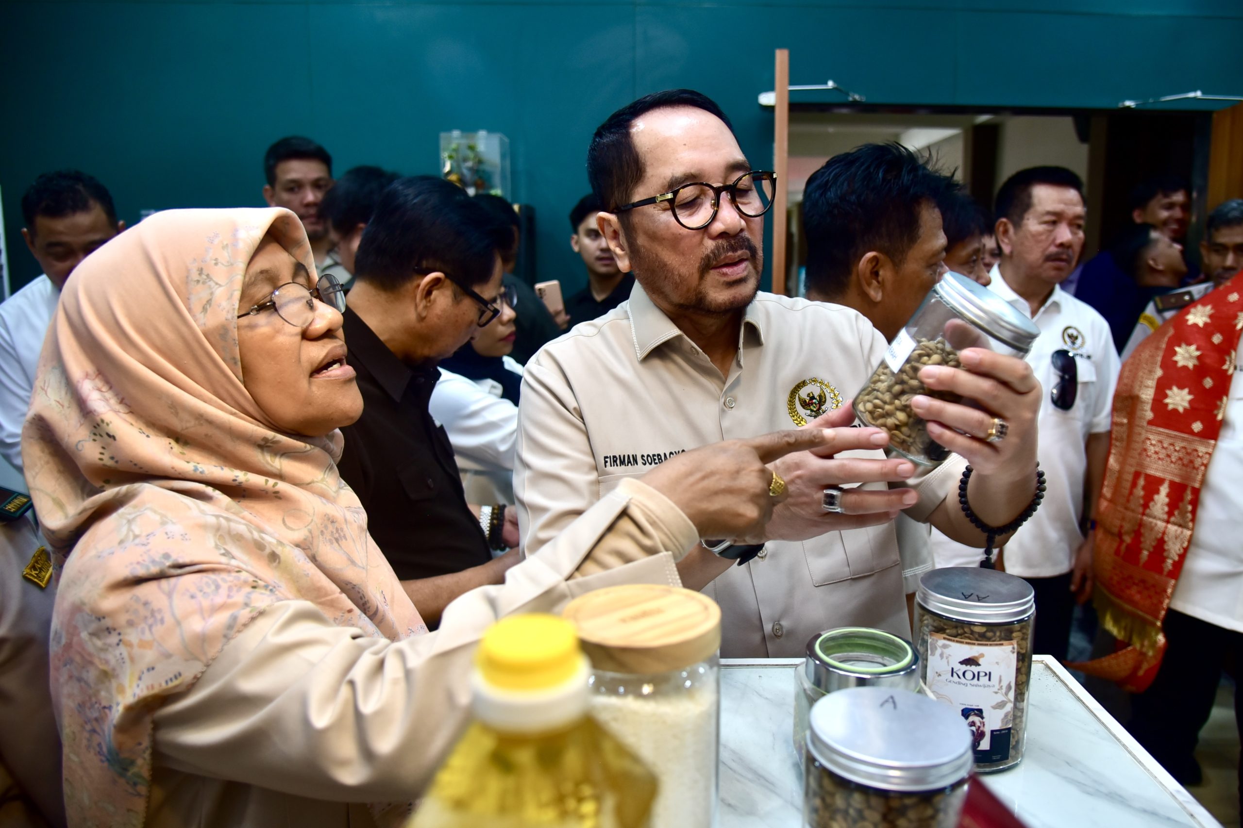 Anggota Komisi IV DPR RI, Firman Soebagyo, dan Saadiah Uluputty, saat kunjungan reses Komisi IV DPR RI ke Palembang, Sumatera Selatan, Rabu (09/04/2025). Foto: Ulfi/vel.