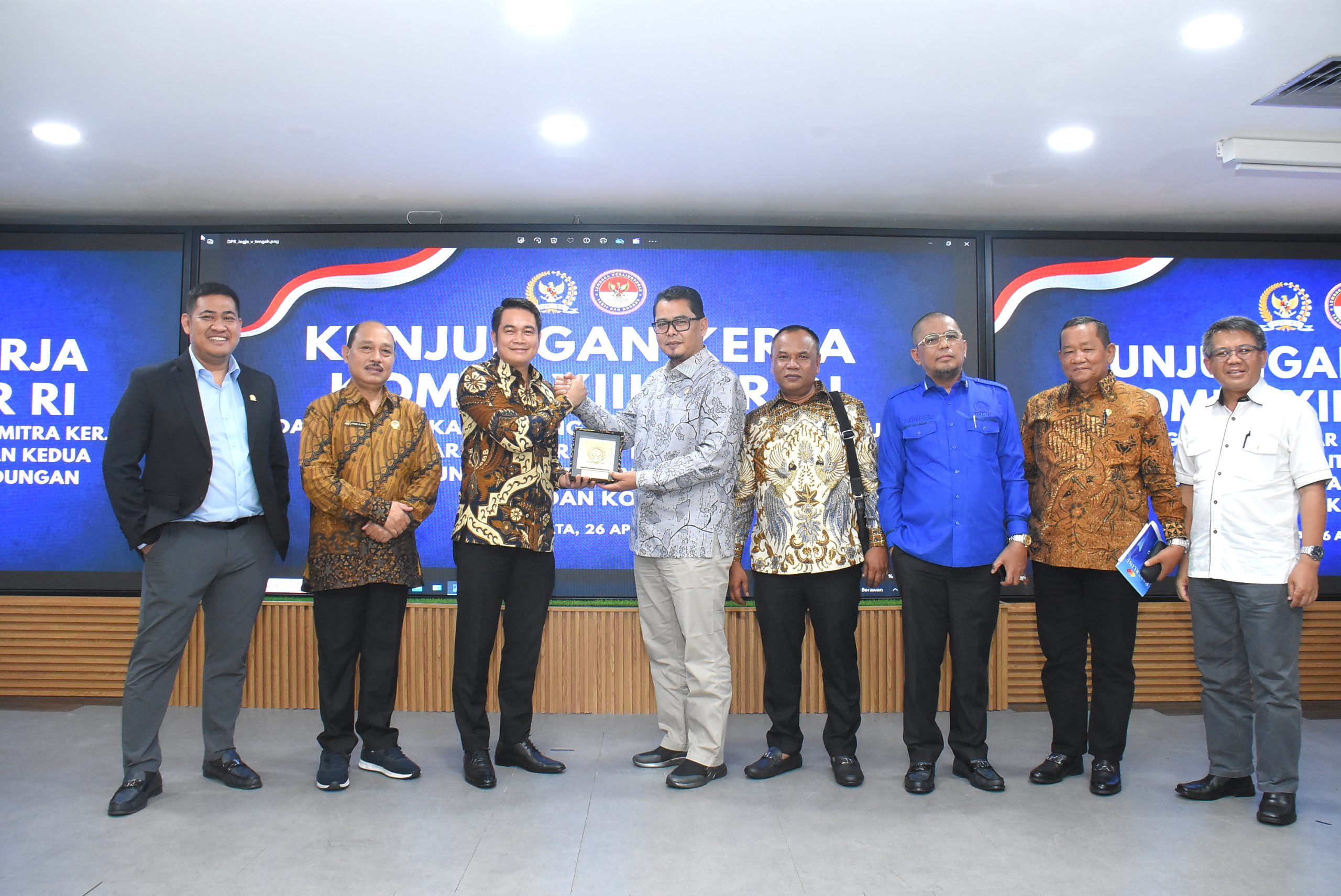 Anggota Komisi XIII DPR RI, Elpisina, saat bertukar cenderamata usai pertemuan Komisi XIII di Kantor Perwakilan LPSK DIY, Sabtu (26/4/2025). Foto: Runi/vel.