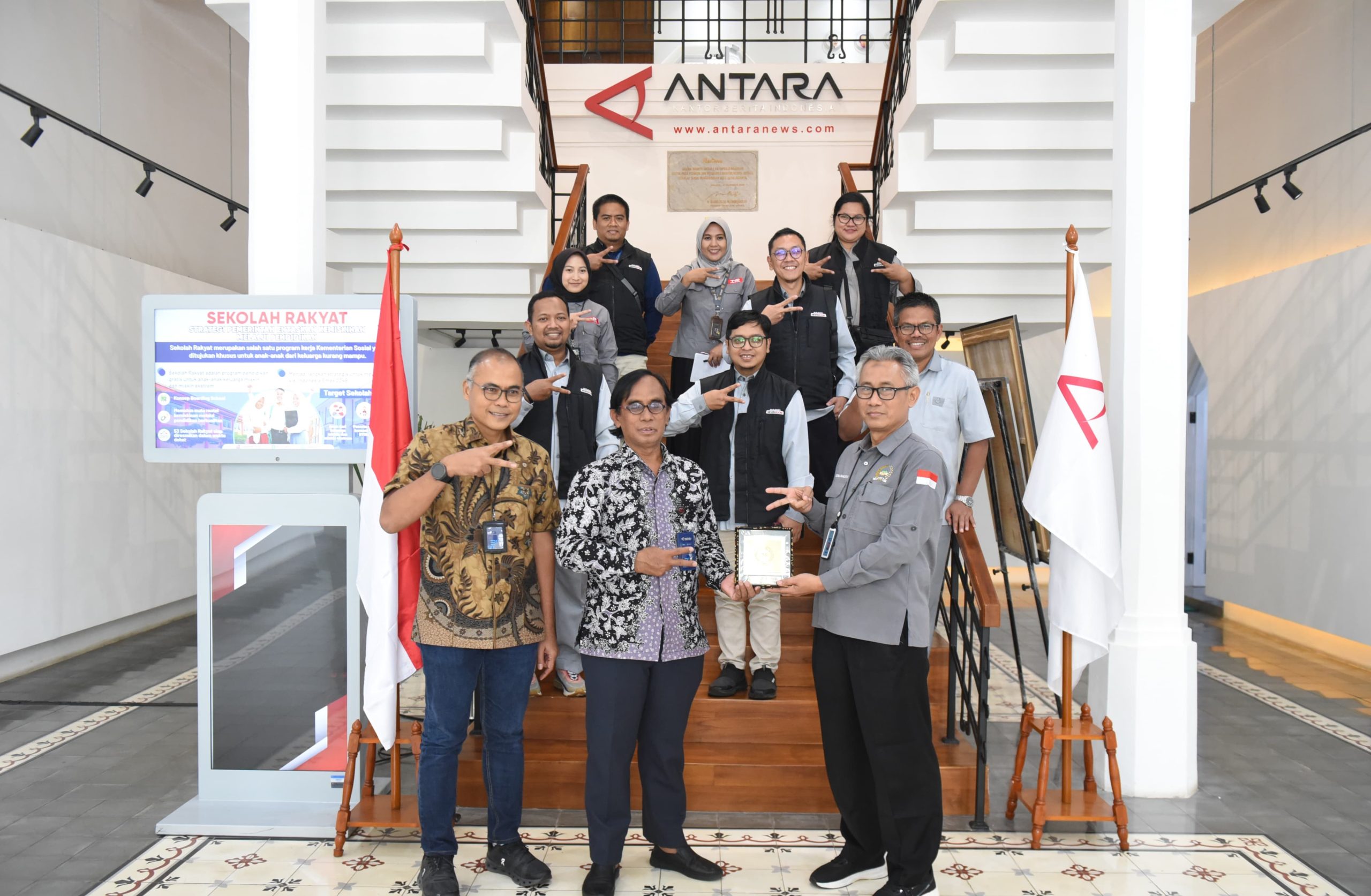 Kepala Biro Pemberitaan Parlemen Indra Pahlevi bertukar cinderamata di sela-sela kunjungan Biro Pemberitaan Parlemen ke LKBN Antara di Jakarta Pusat, DKI Jakarta, Senin (28/4/2025). Foto : Jaka/Andri.