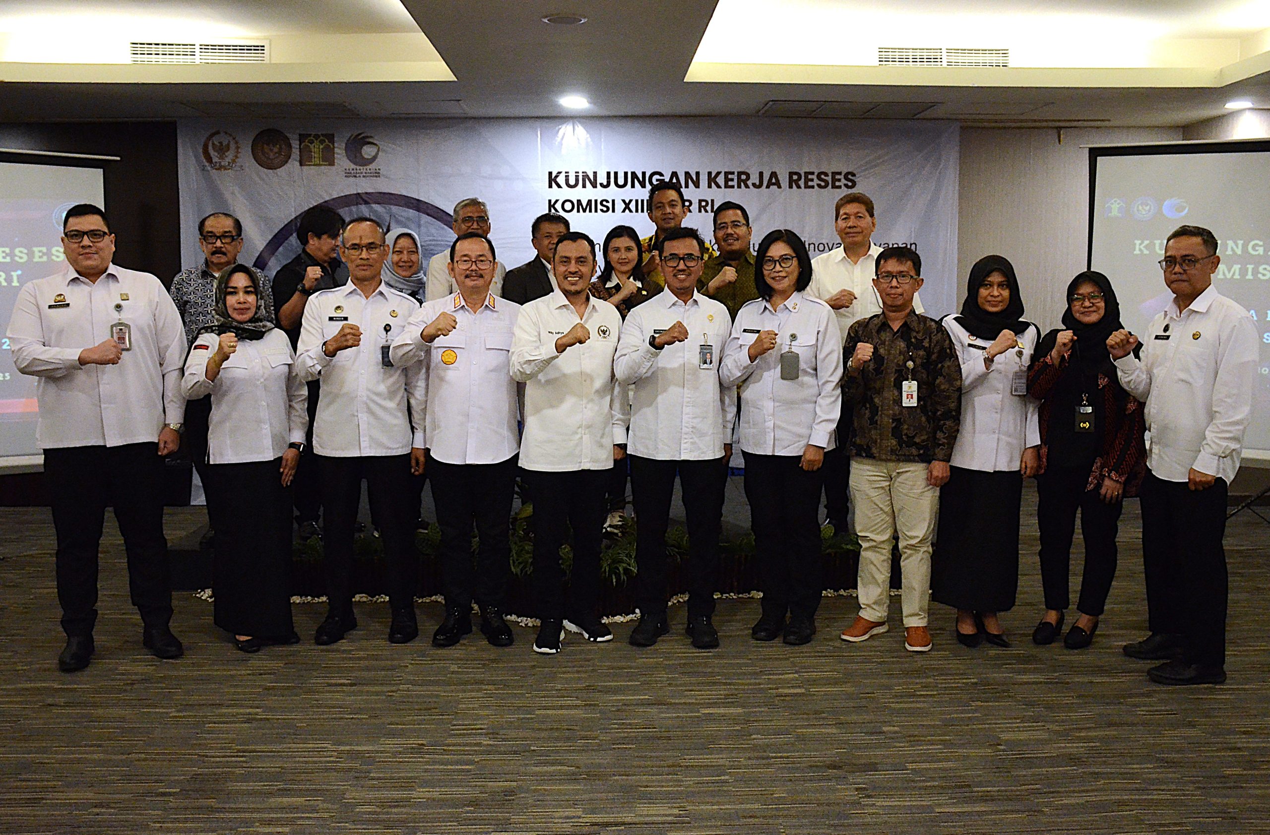 Ketua Komisi XIII DPR RI, Willy Aditya saat memimpin rapat Kunjungan Kerja Masa Reses Komisi XIII DPR RI di Padang, Sumatera Barat, Rabu (9/4/2025). Foto : Anju/Andri.