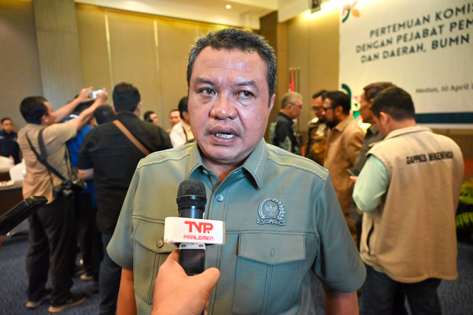Wakil Ketua Komisi VII DPR RI Lamhot Sinaga, usai pertemuan dengan mitra kerja dan stakeholder terkait sawit, di Medan, Sumatera Utara, Kamis (11/4/2025). Foto: Ridwan/vel.