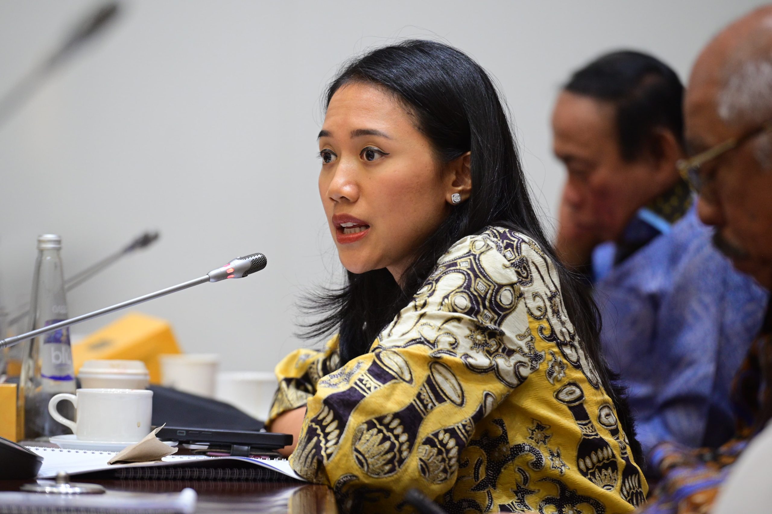 Anggota Komisi XI DPR RI, Puteri Komarudin, saat mengikuti Rapat Kerja Komisi XI bersama Ketua dan Anggota Dewan Komisioner OJK di kompleks parlemen, Senayan, Jakarta, Senin (28/4/2025). Foto: Farhan/vel.