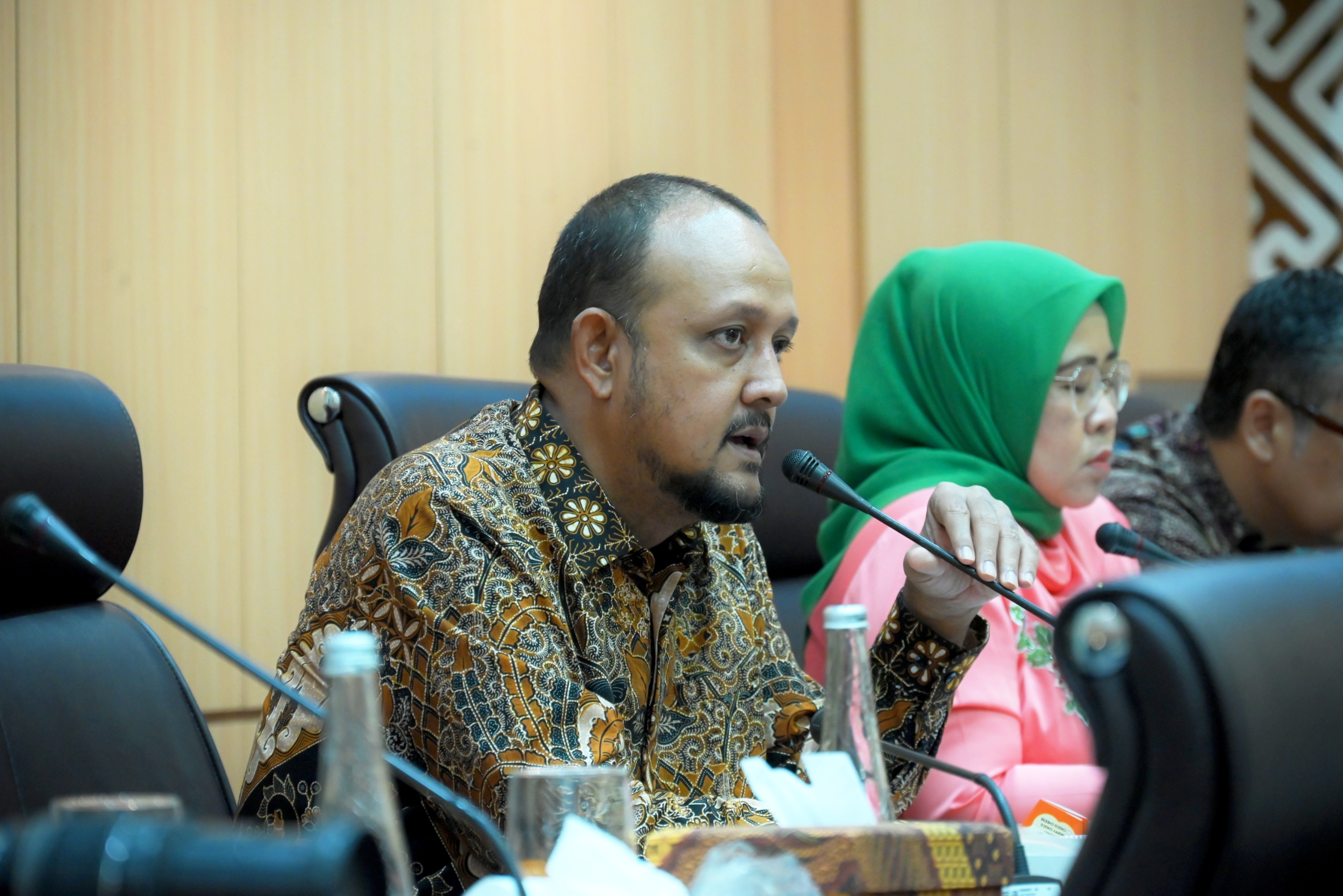 Anggota Komisi VII DPR RI, Muhammad Hatta saat mengikuti RDPU Komisi VII DPR RI Dengan Asosiasi Tekstil, Baja, Agro Pangan, Kesehatan Dan Semen DI Gedung Nusantara I, Senayan, Jakarta, Senin (28/4/2025). Foto: Mentari/vel.