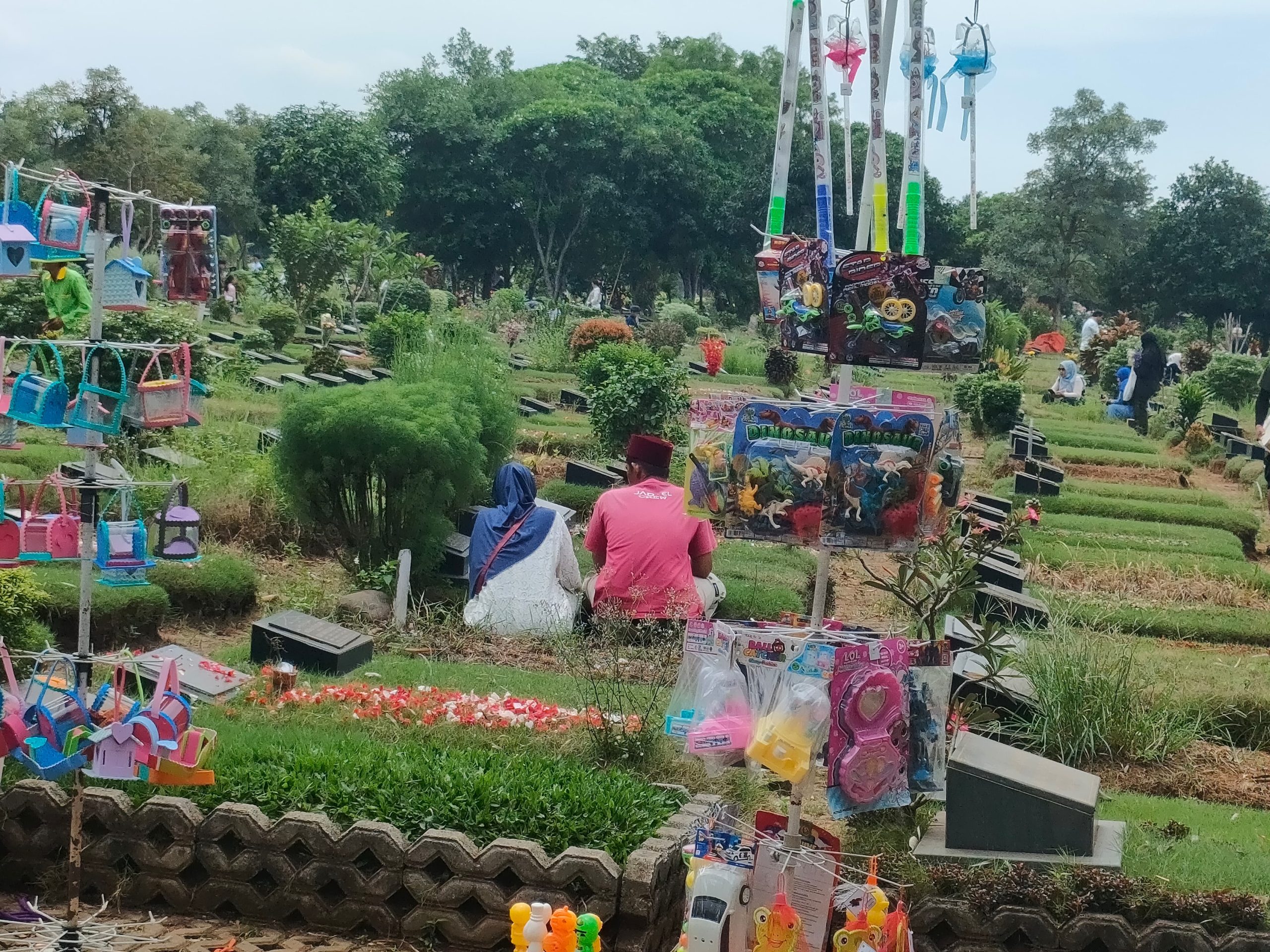 Suasana TPU Padurenan Kota Bekasi saat ramai dikunjungi peziarah di hari pertama Lebaran 2025. Foto: Ayu/vel.
