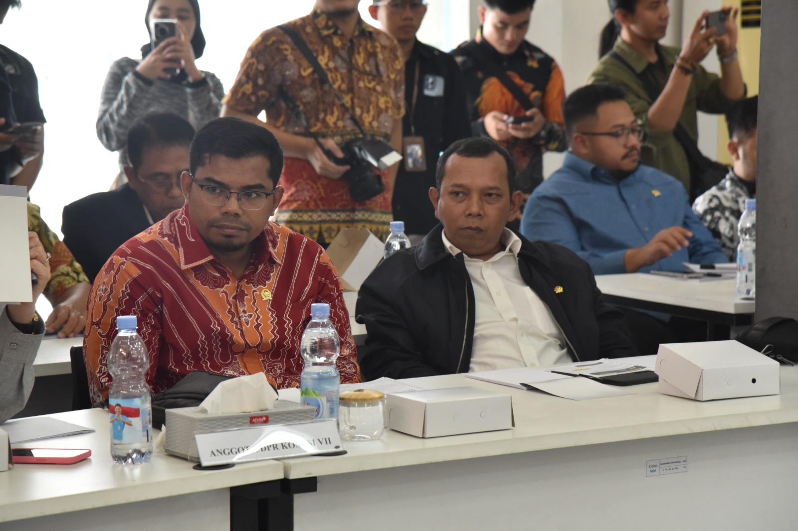 Anggota Komisi VII DPR RI Iman Adinugraha (kanan), saat mengikuti pertemuan Kunjungan Kerja Reses di Sidoarjo, Jawa Timur, Senin (14/04/2025). Foto: Aaron/vel.