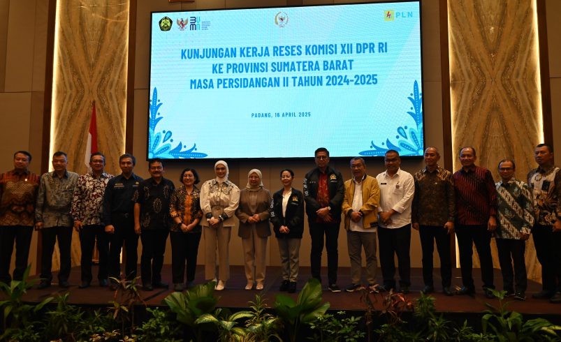 Tim kunjungan kerja Komisi XII DPR RI dalam foto bersama usai pertemuan di Padang, Sumatera Barat, Rabu (16/4/2025). Foto: Singgih/vel.