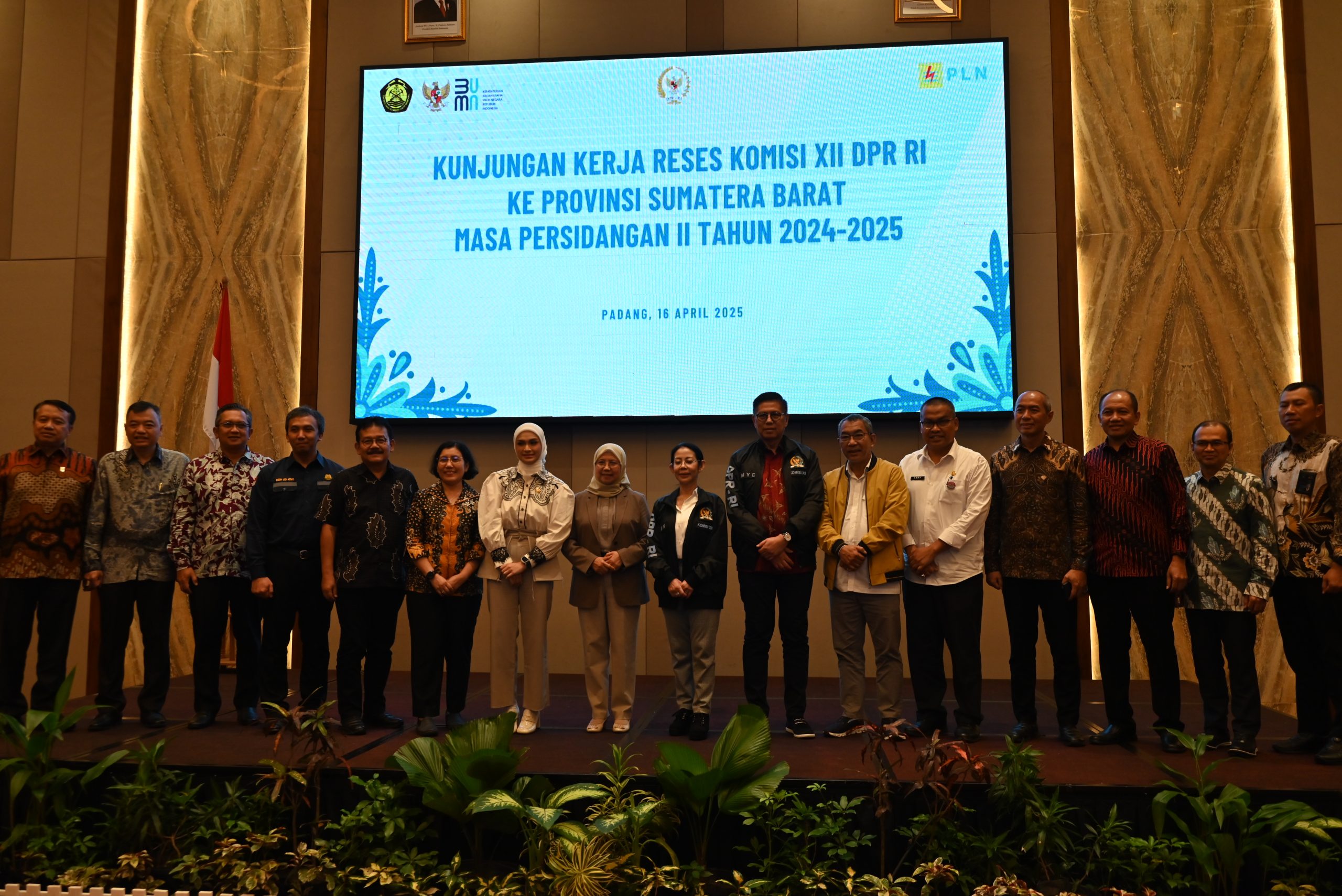 Tim kunjungan kerja Komisi XII DPR RI dalam foto bersama usai pertemuan di Padang, Sumatera Barat, Rabu (16/4/2025). Foto: Singgih/vel.