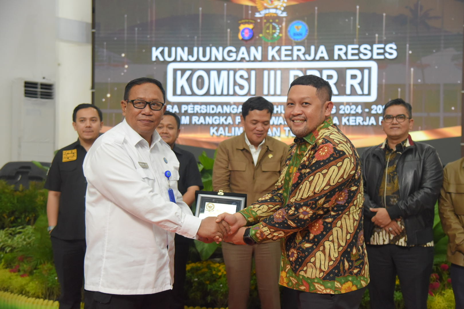 Anggota Komisi III DPR RI, Abdullah bertukar cinderamata usai melakukan kunjungan kerja reses ke Palangka Raya, Kalimantan Tengah, Kamis (10/4/2025). Foto : Yasmin/Andri.