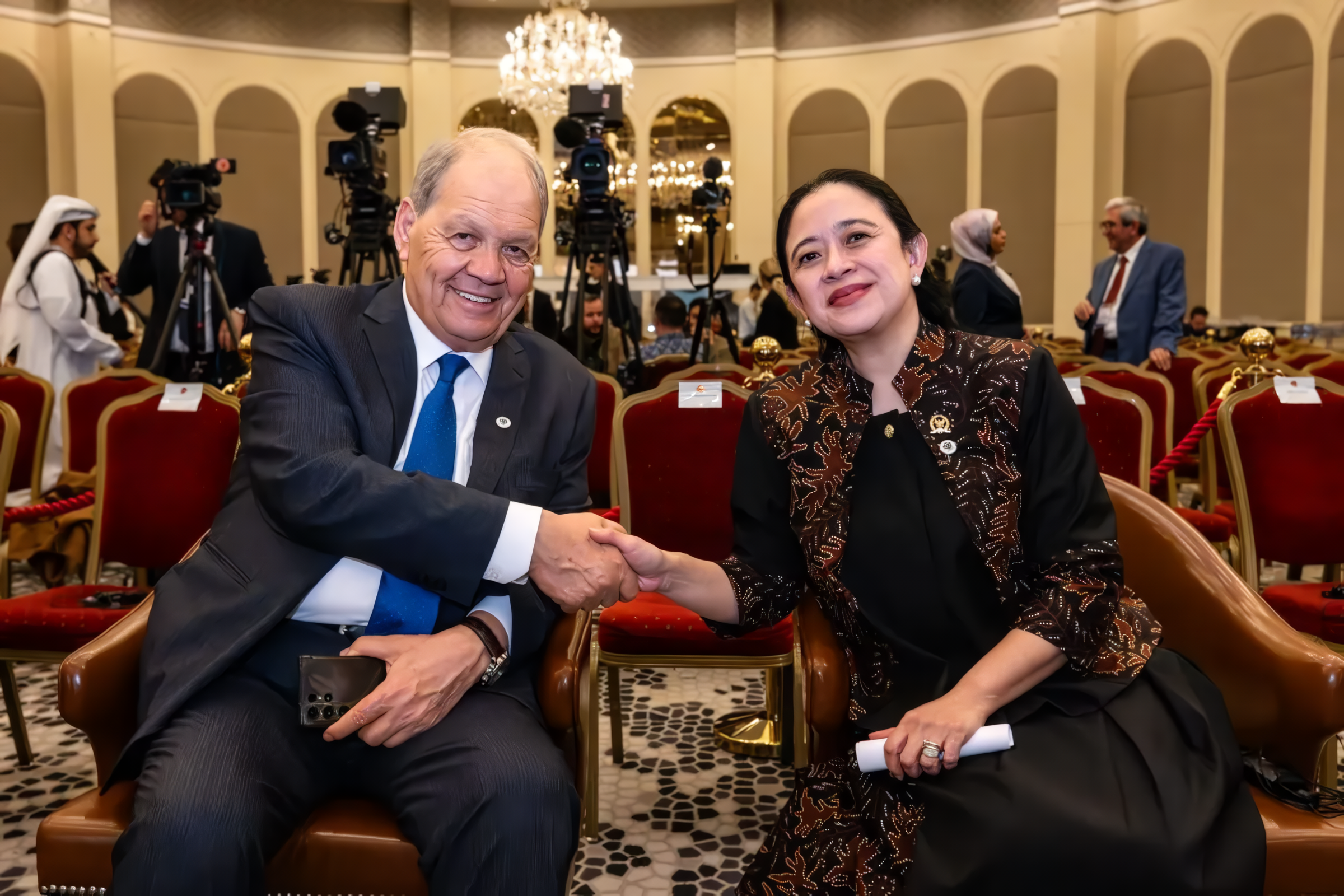Ketua DPR RI Puan Maharani (kanan) saat bertemu dengan Ketua Parlemen Palestina Rawhi Fattouh di Istanbul, Turki, Jumat (18/4/2025). Foto: Ist/vel.