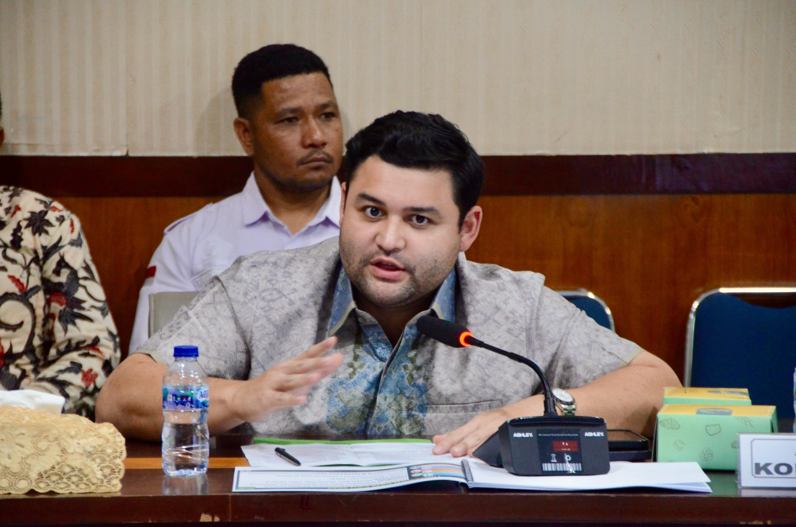 Anggota Komisi I DPR RI Gavriel Putranto Novanto, saat mengikuti kunjungan kerja reses ke Markas Komando Resor Militer (Korem) 064 Maulana Yusuf di Kota Serang, Banten, Selasa (15/4/2025). Foto: Bunga/vel.