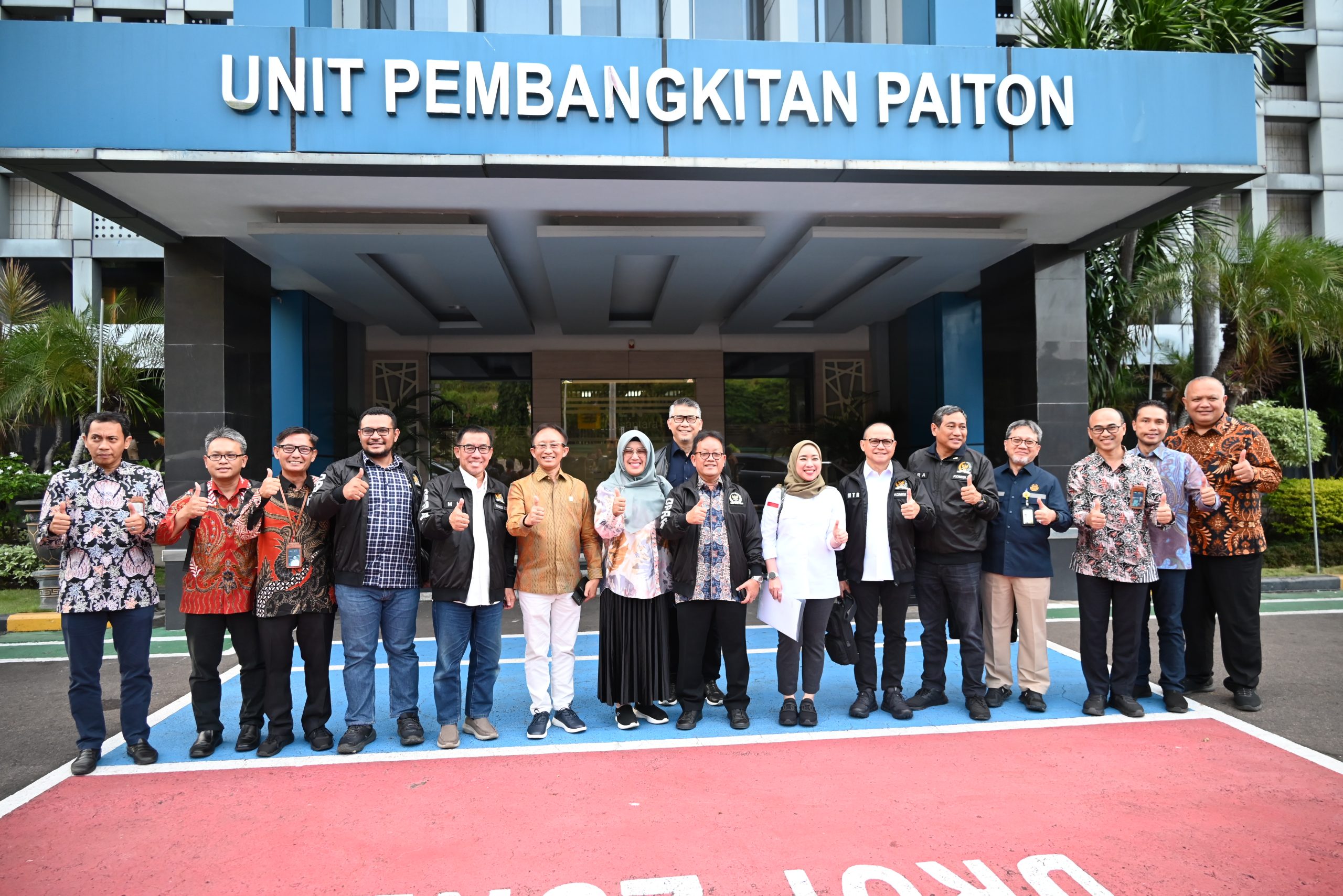Wakil Ketua Komisi XII DPR RI, Sugeng Suparwoto, bersama tim saat kunjungan reses Komisi XII ke PLTU Paiton, Probolinggo, Jawa Timur, Minggu (13/4/2025). Foto: Galuh/vel.