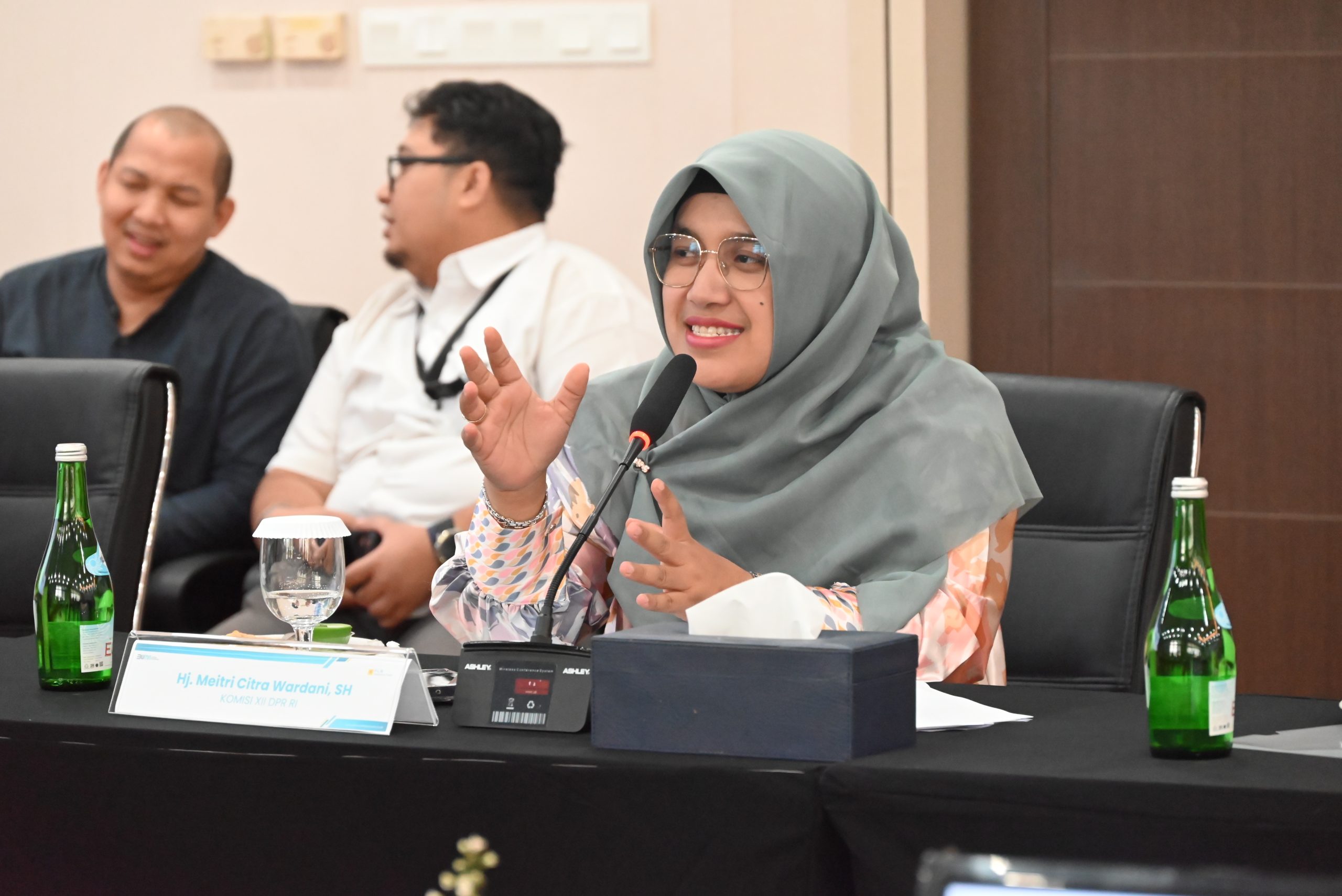 Anggota Komisi XII DPR RI Meitri Citra Wardani saat mengikuti kunjungan kerja reses Komisi XII ke PLTU Paiton, Probolinggo, Jawa Timur, Minggu (13/4/2025). Foto: Galuh/vel.