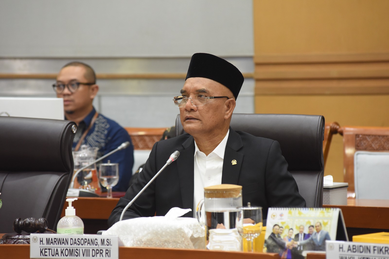 Ketua Komisi VIII DPR RI Marwan Dasopang, saat rapat kerja (Raker) Komisi VIII dengan Badan Penyelenggara Haji (BPH), Kementerian Agama (Kemenag), PT Garuda Indonesia, dan PT Lion Air, di Senayan, Kamis (17/4/2025). Foto: Arief/vel.