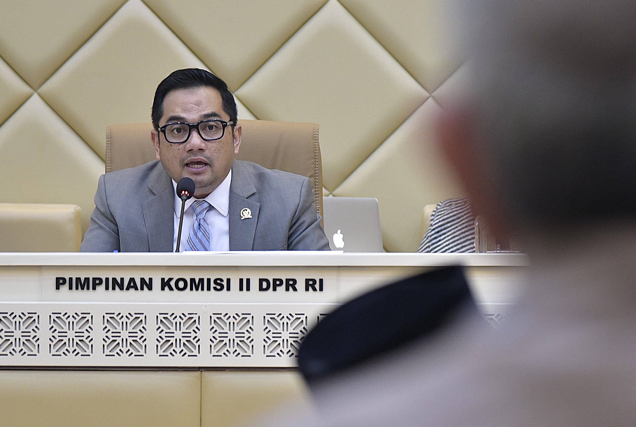 Ketua Komisi II DPR RI Rifqinizamy Karsayuda dalam Rapat Kerja Komisi II DPR RI dengan Menteri ATR/BPN RI Nusron Wahid di Ruang Rapat Komisi II DPR RI, Senayan, Jakarta, Senin (21/4/2025). Foto : Mu/Andri.