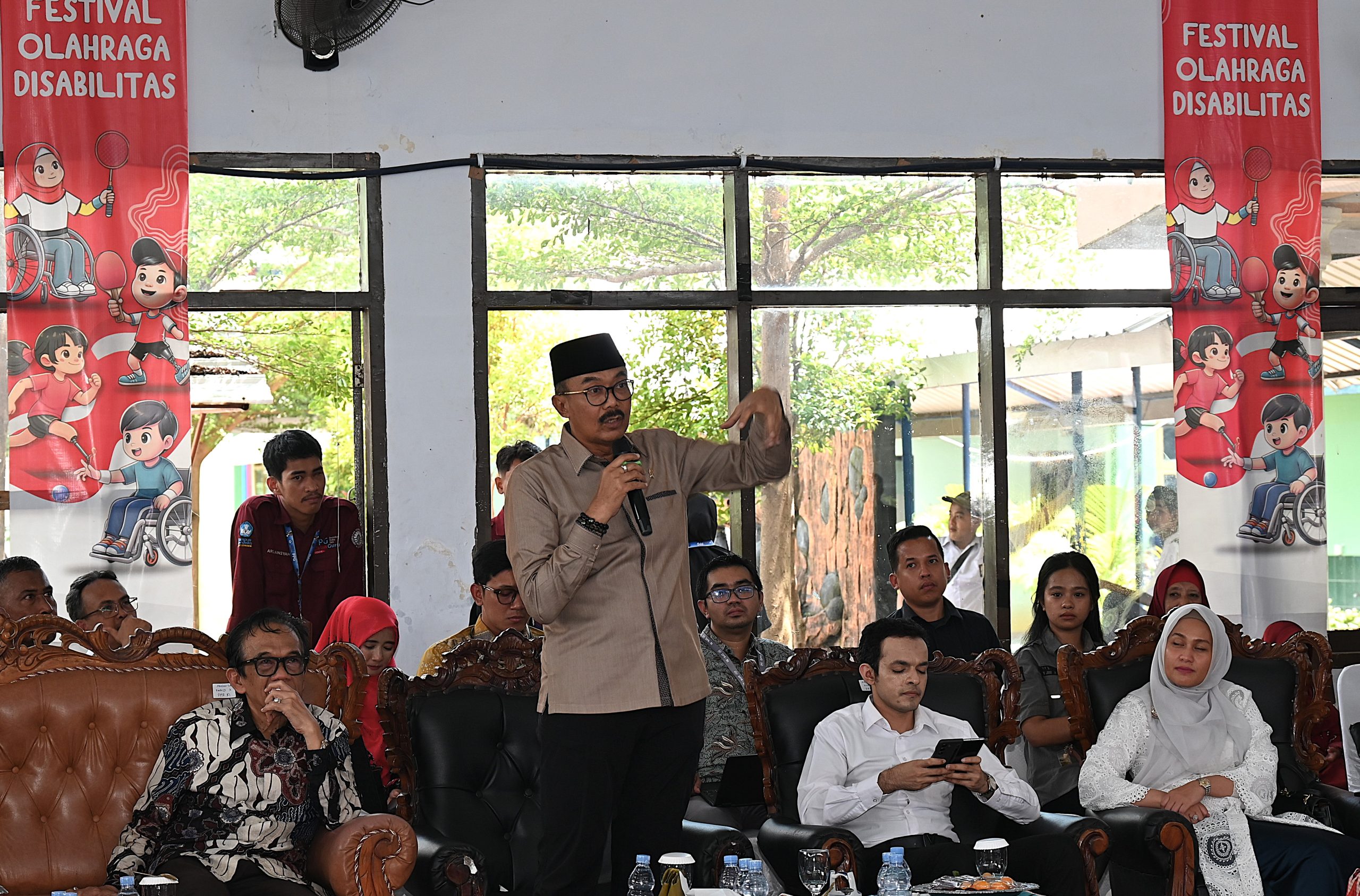 Anggota Komisi X DPR RI Agung Widyantoro saat meninjau SLB Negeri 1 Makassar di Provinsi Sulawesi Selatan dalam rangka Kunjungan Kerja Komisi X pada Kamis (10/4/2025). Foto : Tasya/Andri.