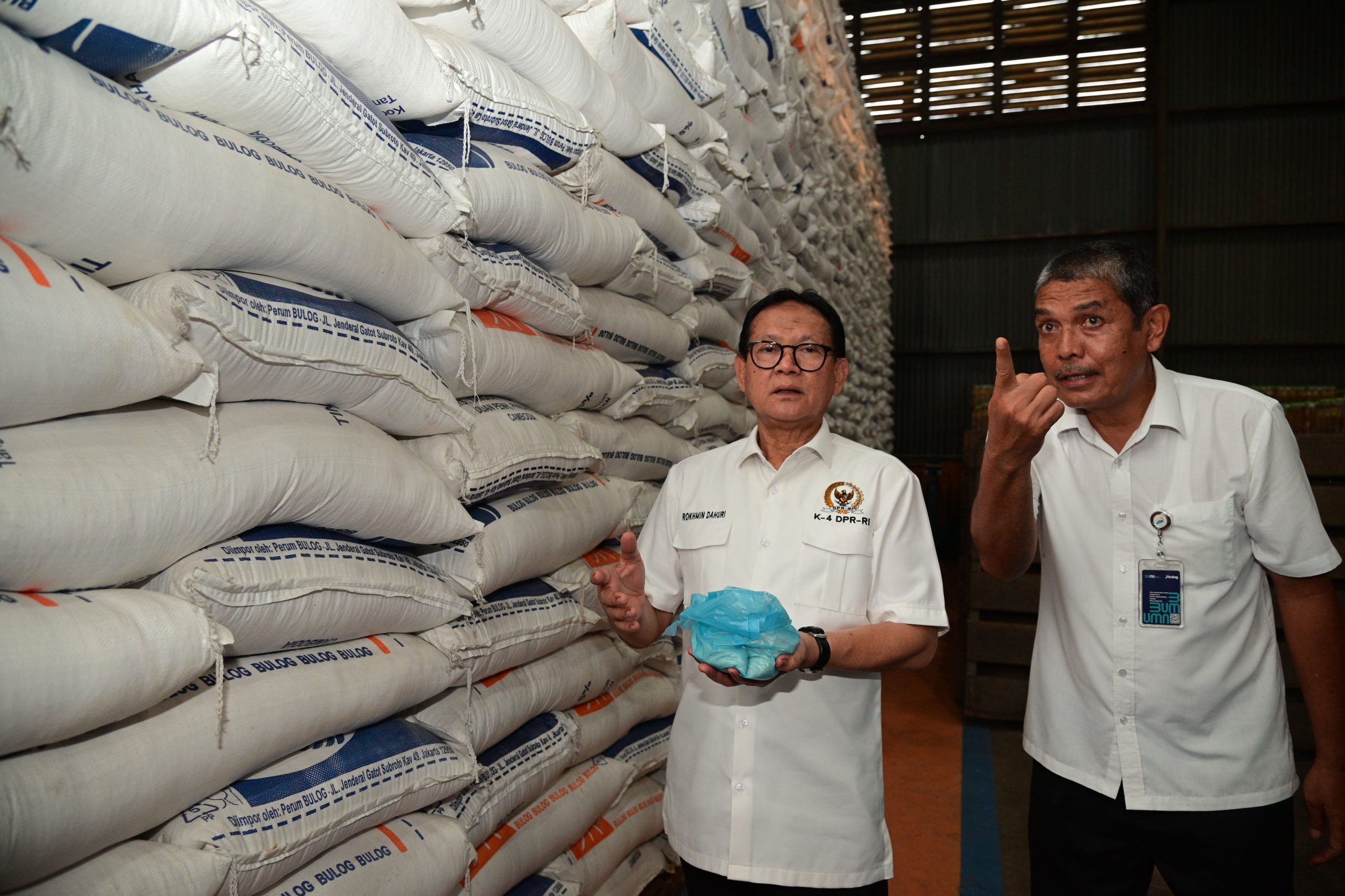 Anggota Komisi IV DPR RI, Rokhmin Dahuri (kiri), saat mengikuti Kunjungan Kerja Reses Komisi IV DPR RI ke Gudang Beras Bulog di Kota Medan, Sumatera Utara, Rabu, (9/4/2025). Foto: Farhan/vel.
