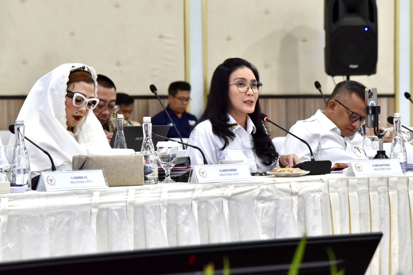 Anggota Komisi VI DPR RI Rieke Diah Pitaloka saat pertemuan dengan jajaran holding BUMN Industri Pertahanan dalam rangka Kunjungan Kerja Reses Komisi VI DPR RI ke PT Pindad, Bandung, Jawa Barat, Rabu (9/4/2025). Foto : Tiara/Andri.